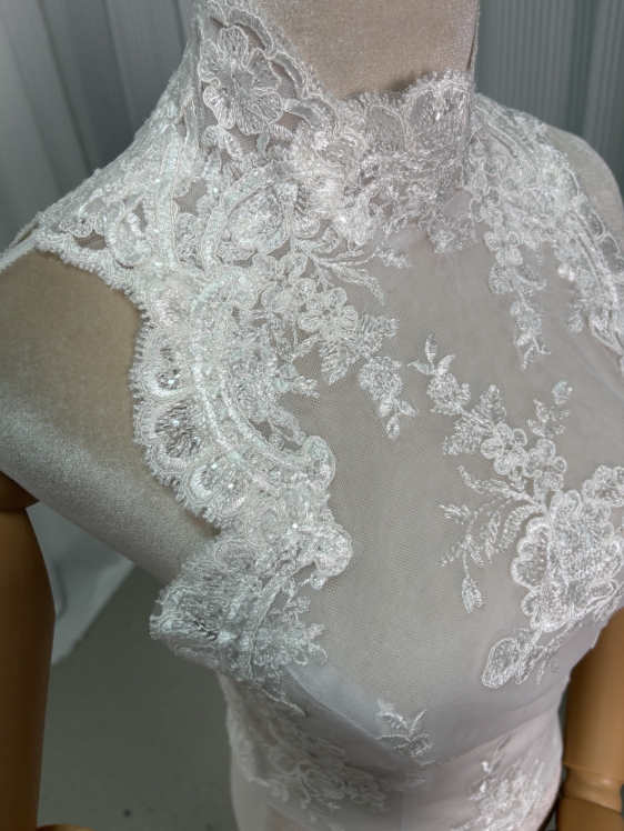 ボレロ ノースリーブ くるみボタン シアーな美しさ ハイネック 美しい花レース 花嫁/ウェディングドレス