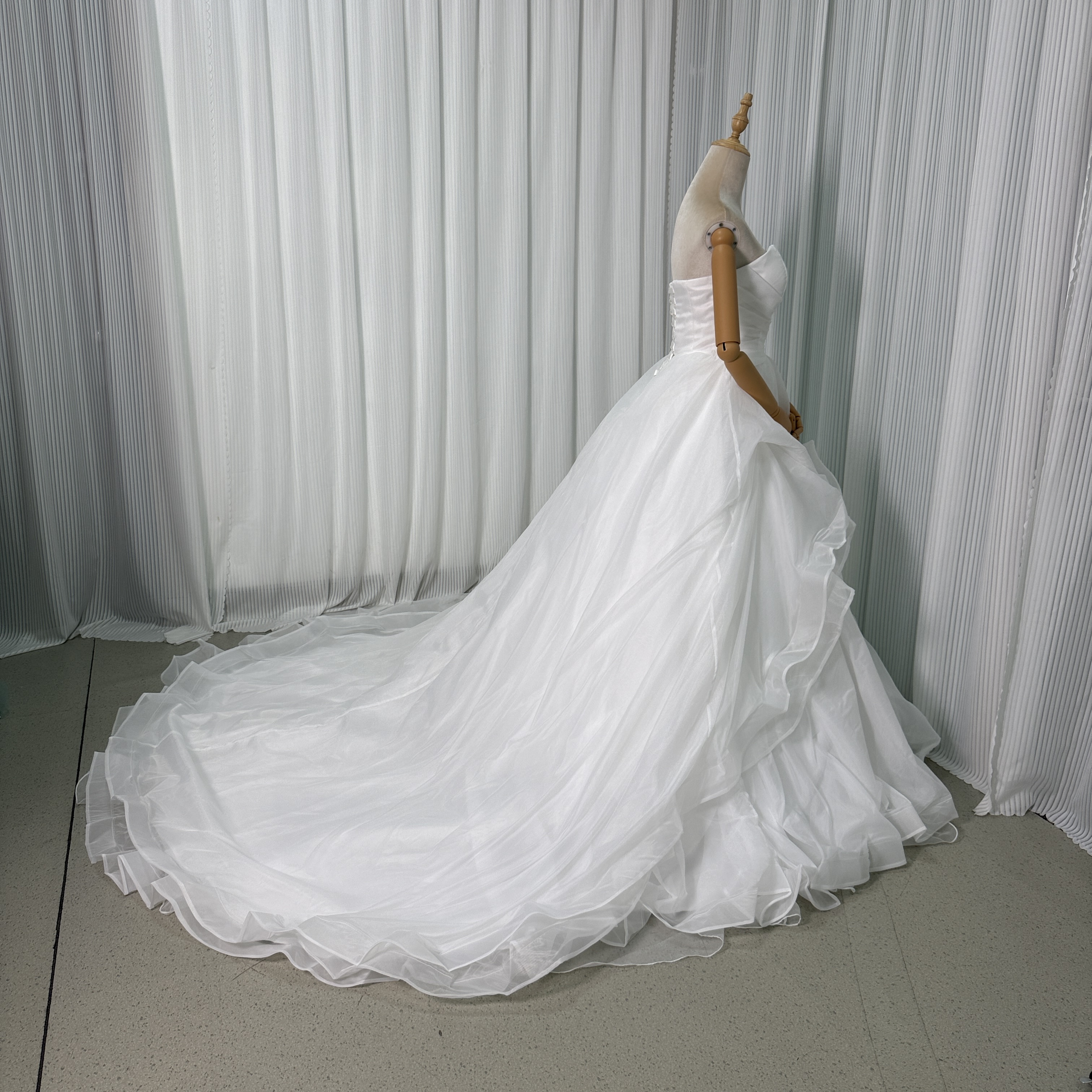 エレガント ウエディングドレス ベアトップ プリーツスカート プリンセスライン 編み上げ 結婚式