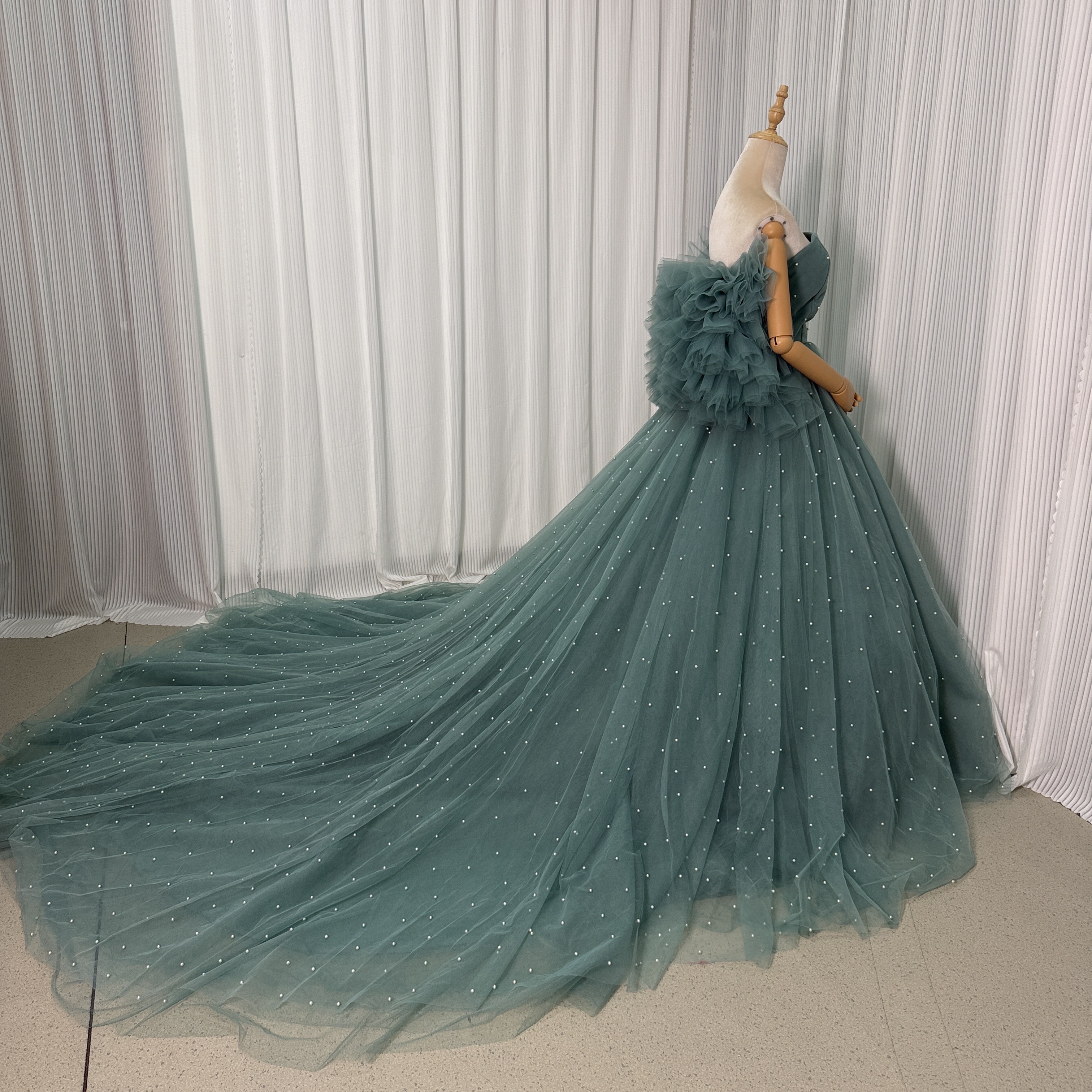 ミントグリーン カラードレス ベアトップ 取り外しふんわりバックリボン パール チュールスカート 披露宴