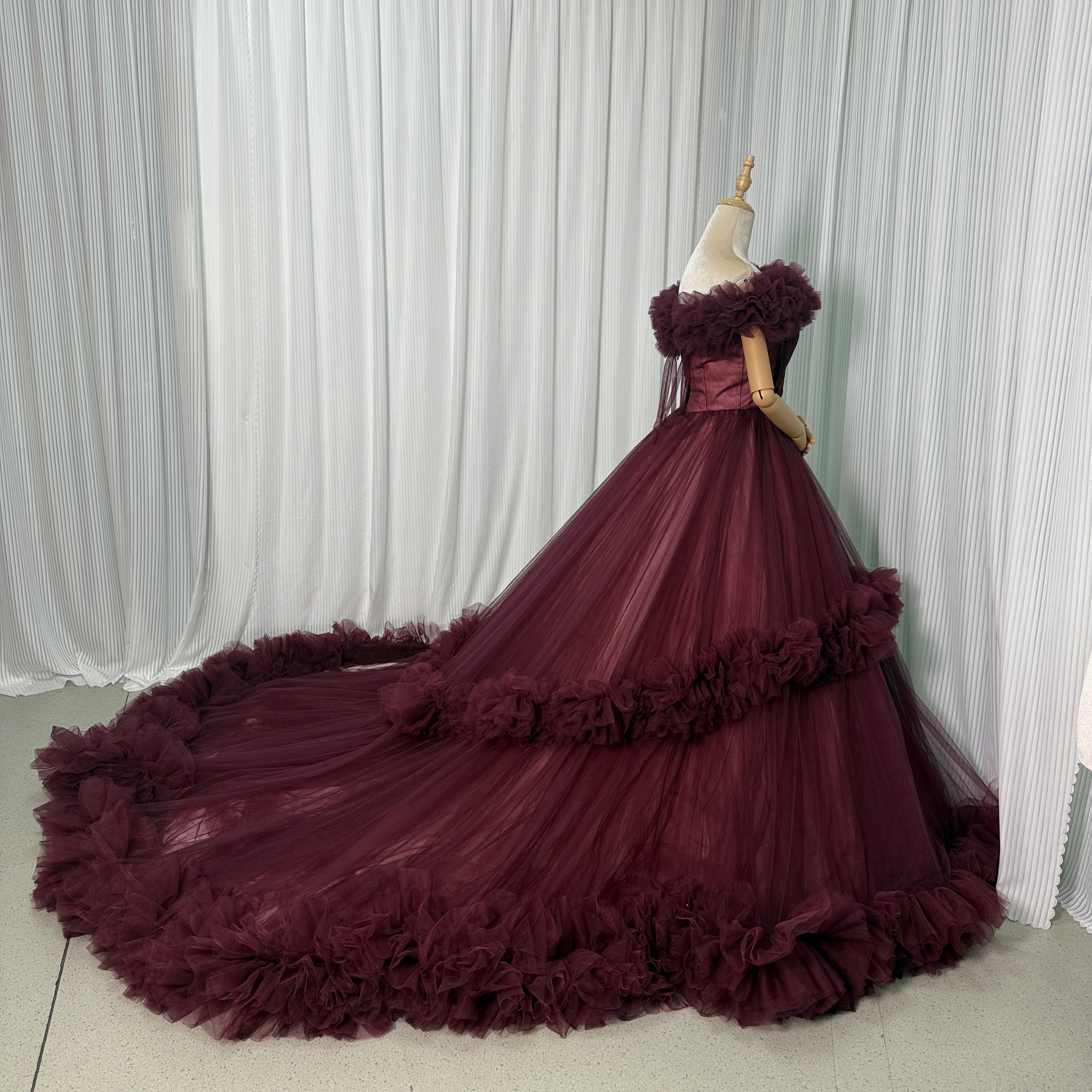 人気上昇！カラードレス ボルドー色 取り外しオフショルダー ラッフルフリル 華やかなトレーン 前撮り