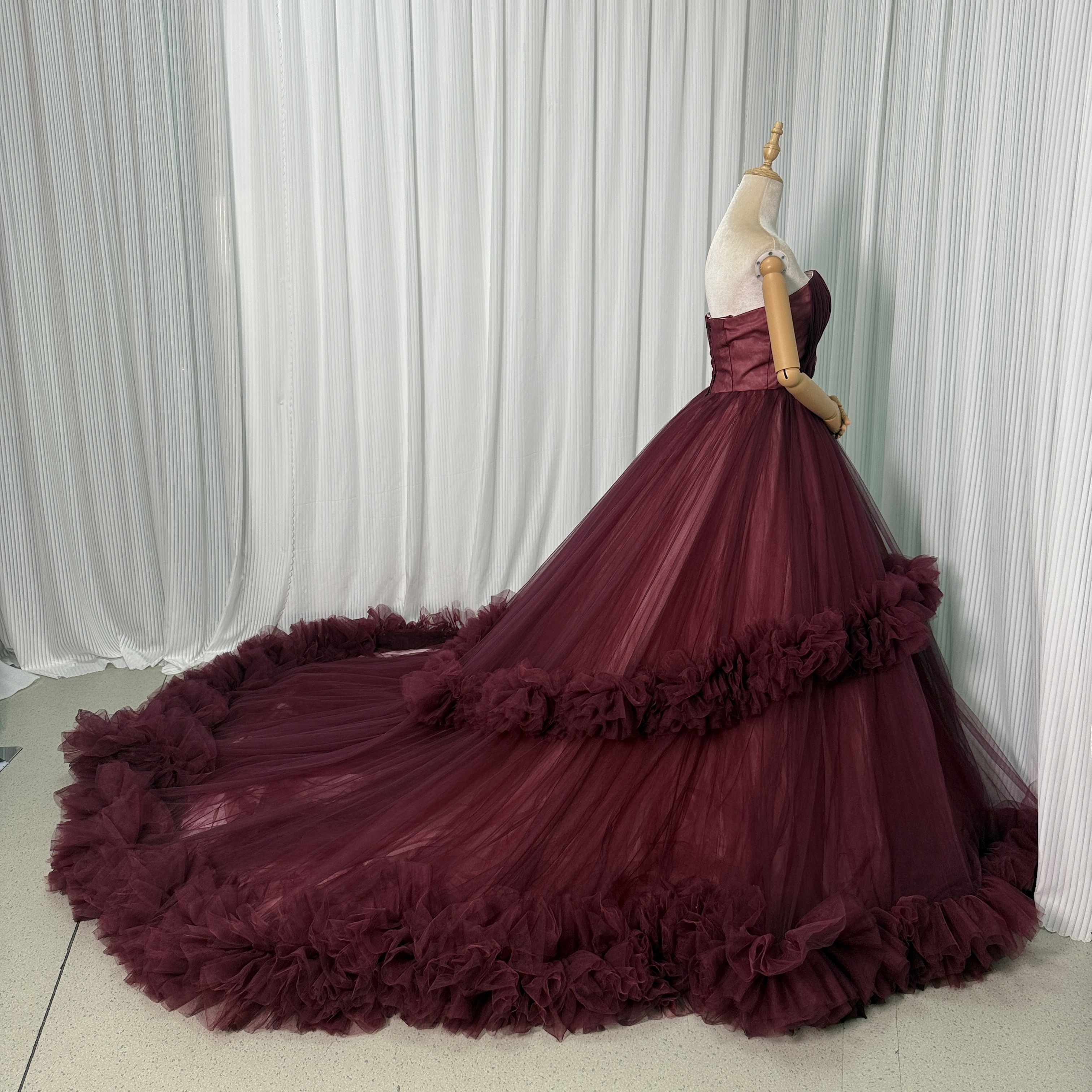 人気上昇！カラードレス ボルドー色 ベアトップ ラッフルフリル 華やかなトレーン 前撮り