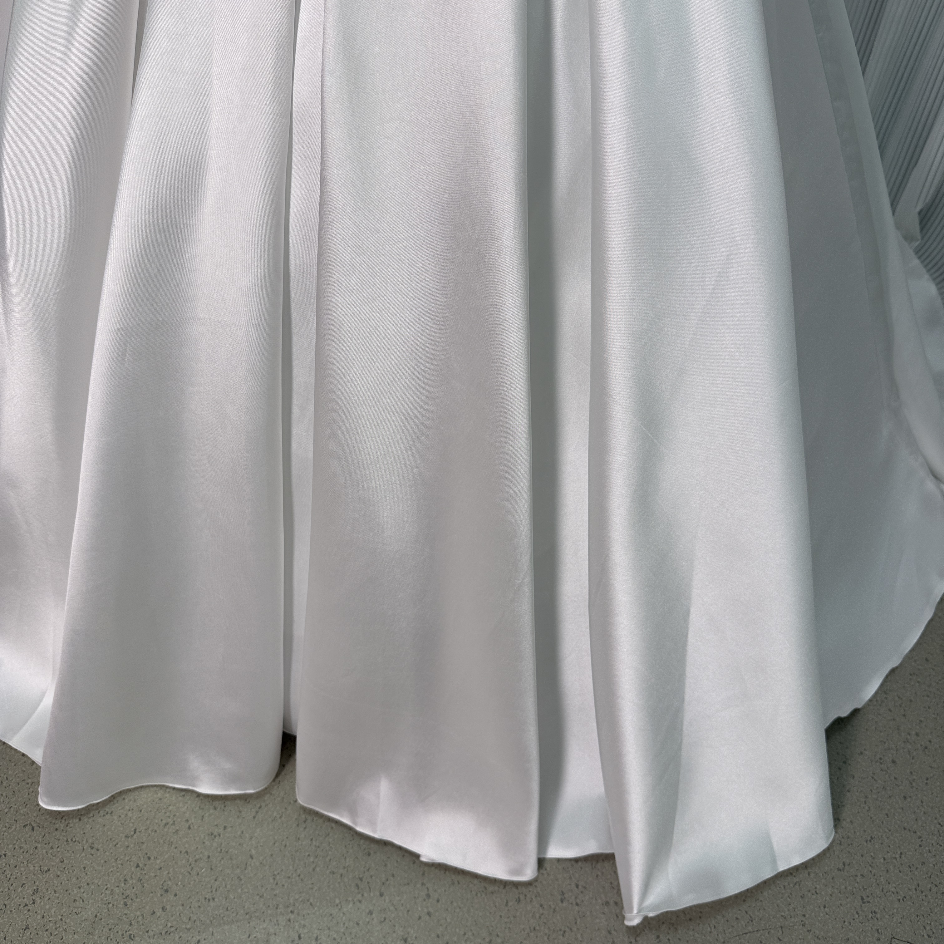 ウェディングドレス ミカドサテン オフホワイト Vネック ふっくら柔らかなバックリボン 結婚式
