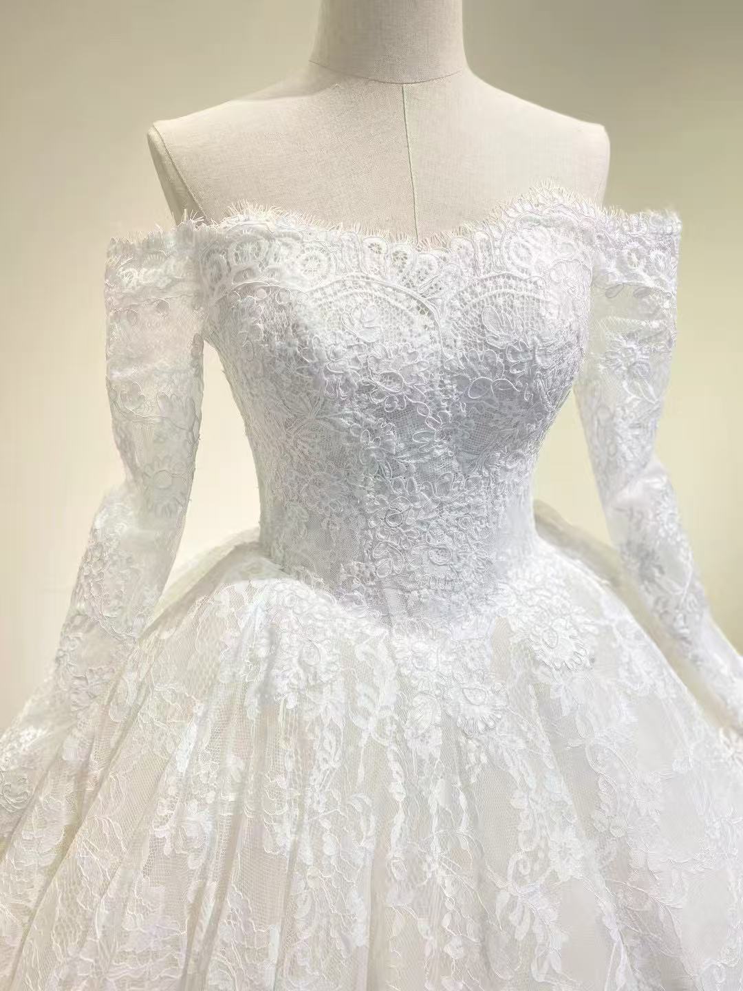 ウェディングドレス オフショルダー ロングスリーブ 贅沢な総レース プリンセスライン 編み上げ 花嫁