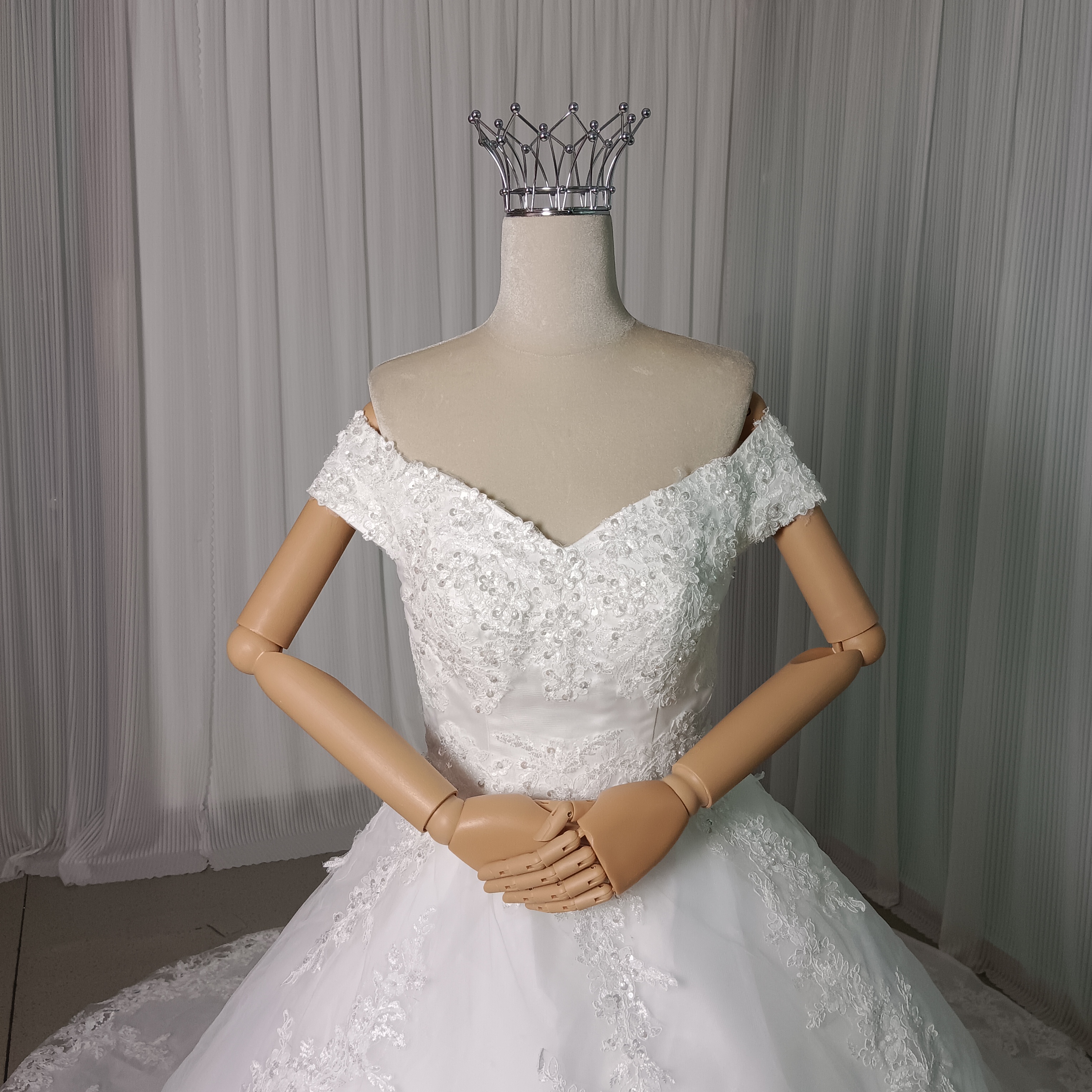 ウエディングドレス オフショルダー キラキラ光る刺繍 裾に繊細レースをあしらった 結婚式 華やかなトレーン