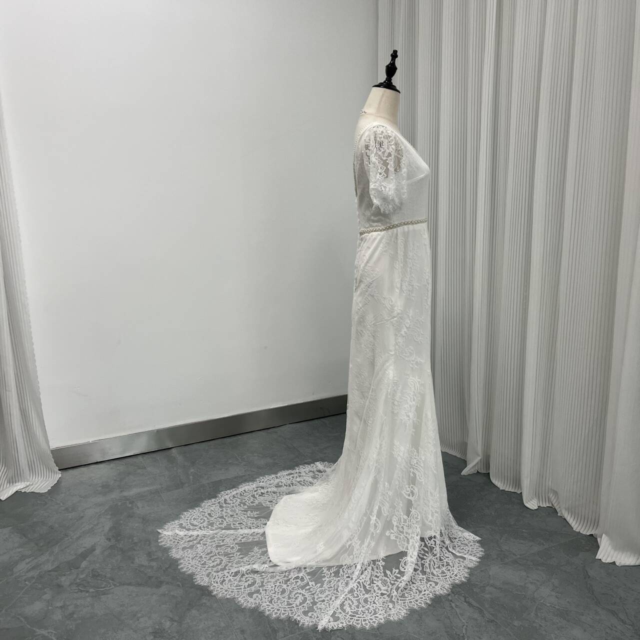 大人気上昇！ホワイト ウエディングドレス Vネック 贅沢な総レース パール マーメイドライン 前撮り