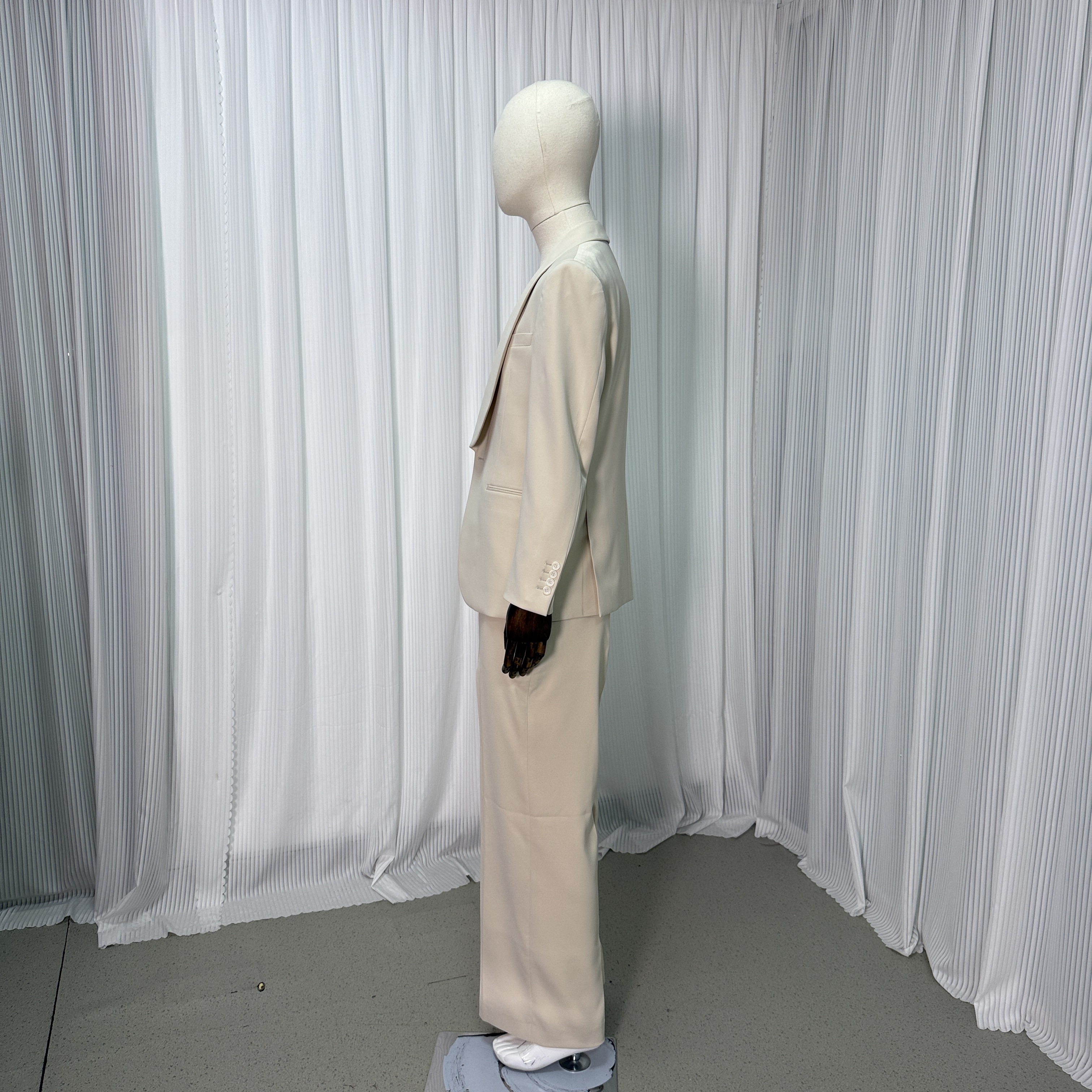 スーツ ベージュ スリット 快適な生地 揺らめく裾 ジャケット、パンツの2点セット 新郎衣装