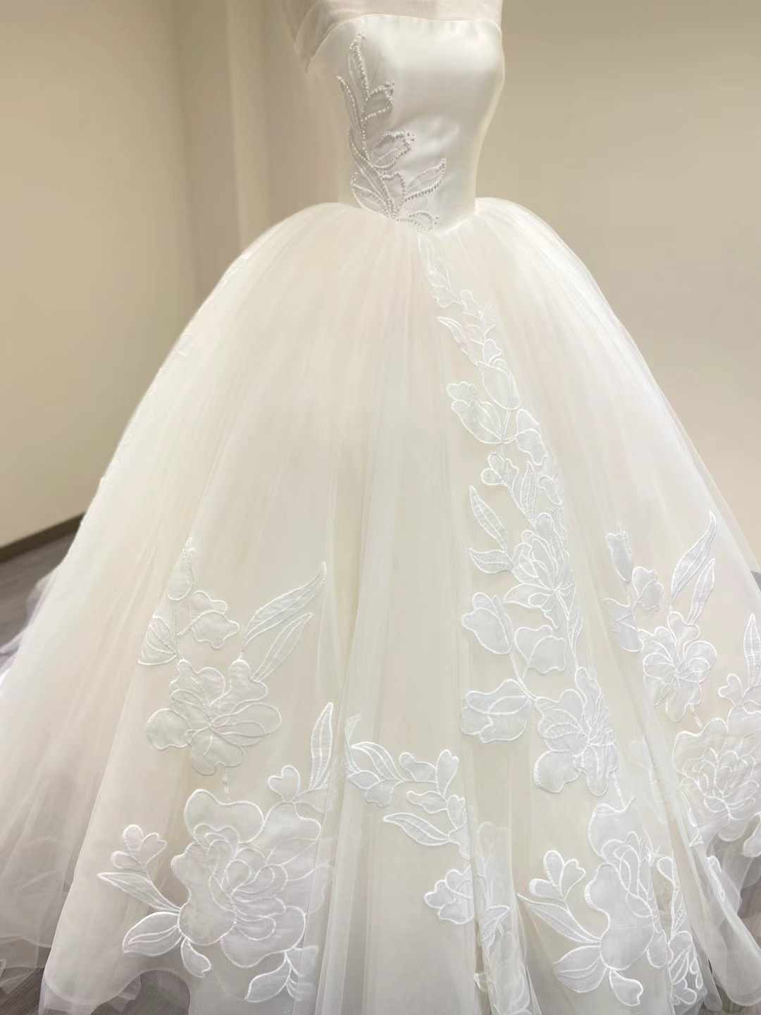 ウェディングドレス ベアトップ 魅惑の花レース プリンセスライン 編み上げ 披露宴/結婚式