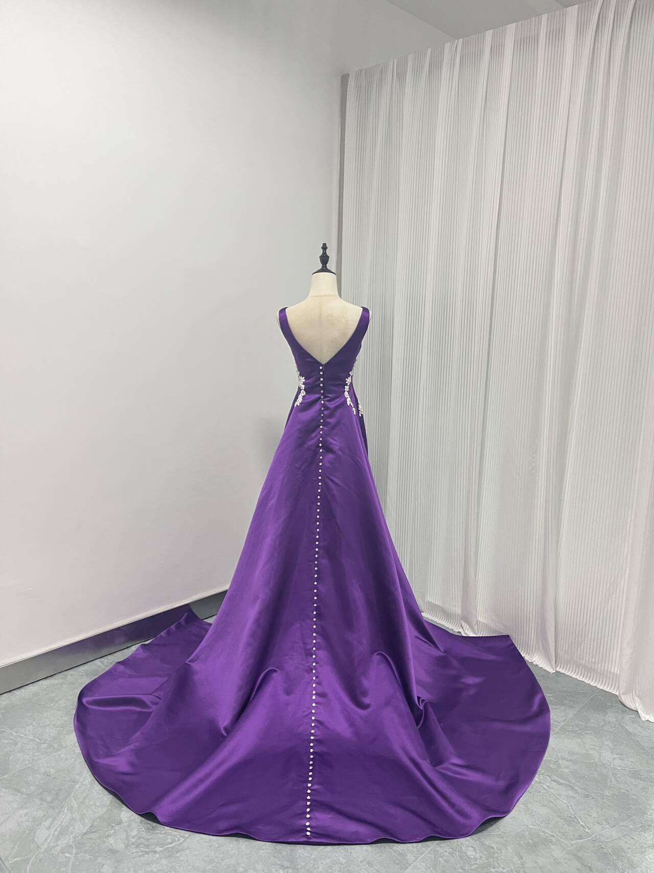 マーメイドライン　サテン　ボートネック　パープル 背中見せ 繊細レース ウエディングドレス