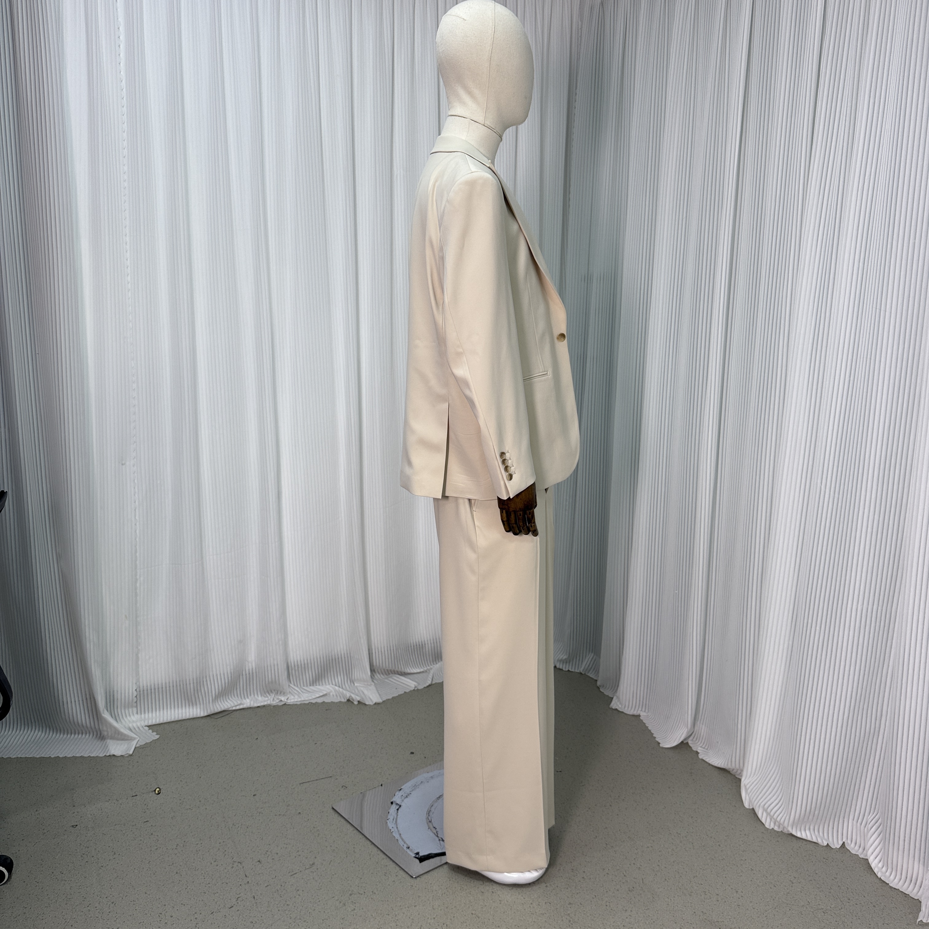 スーツ ベージュ スリット 快適な生地 揺らめく裾 ジャケット、ベスト、パンツの3点セット 新郎衣装
