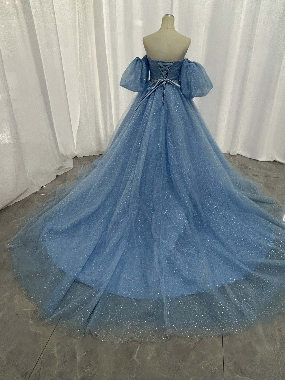 カラードレス ブルー キラキラチュール ベアトップ パフスリーブ 編み上げ ふわふわドレス バックリボン 前撮り