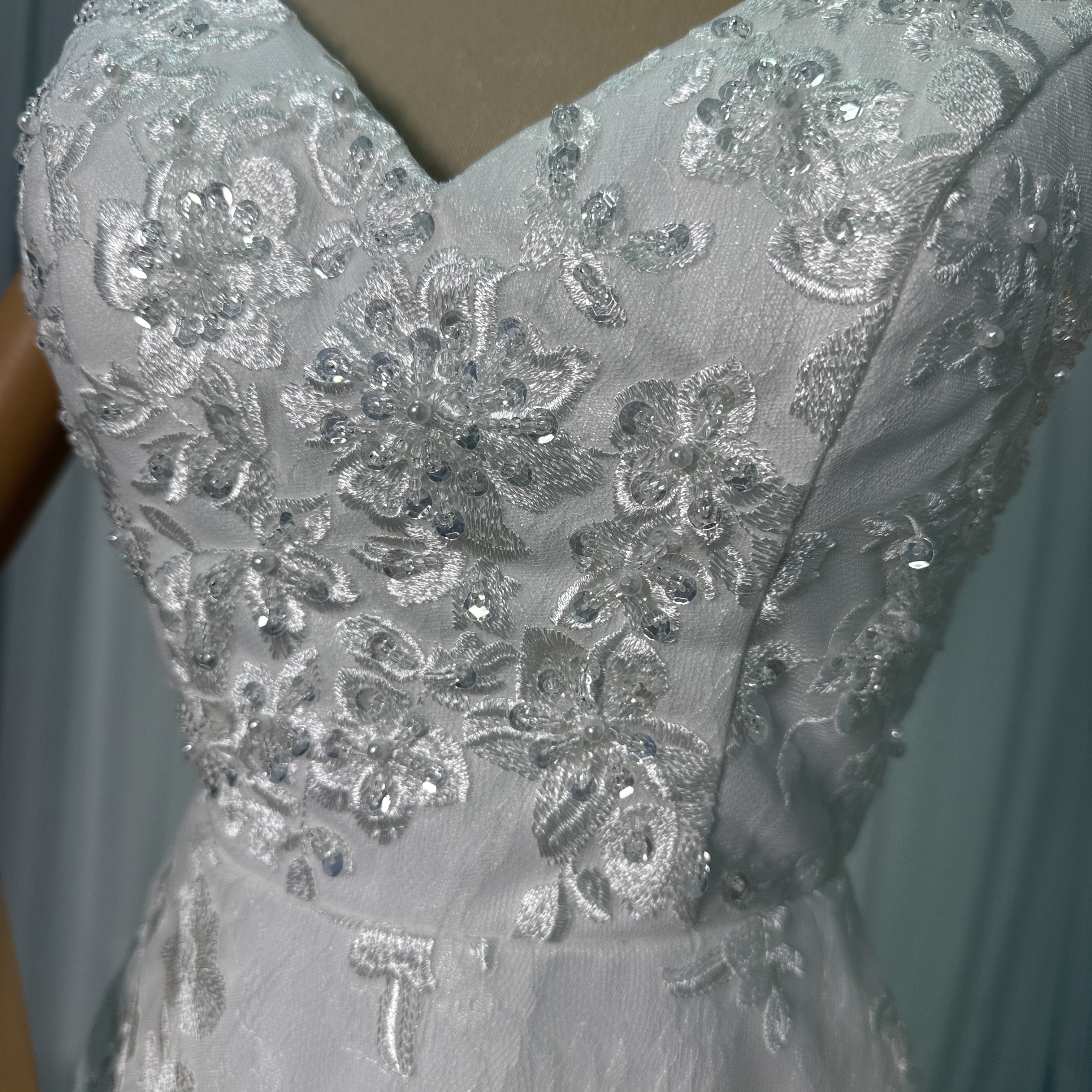 ウェディングドレス 贅沢な小花総レース キャミソール Vネック マーメイドライン 華やかなトレーン 披露宴