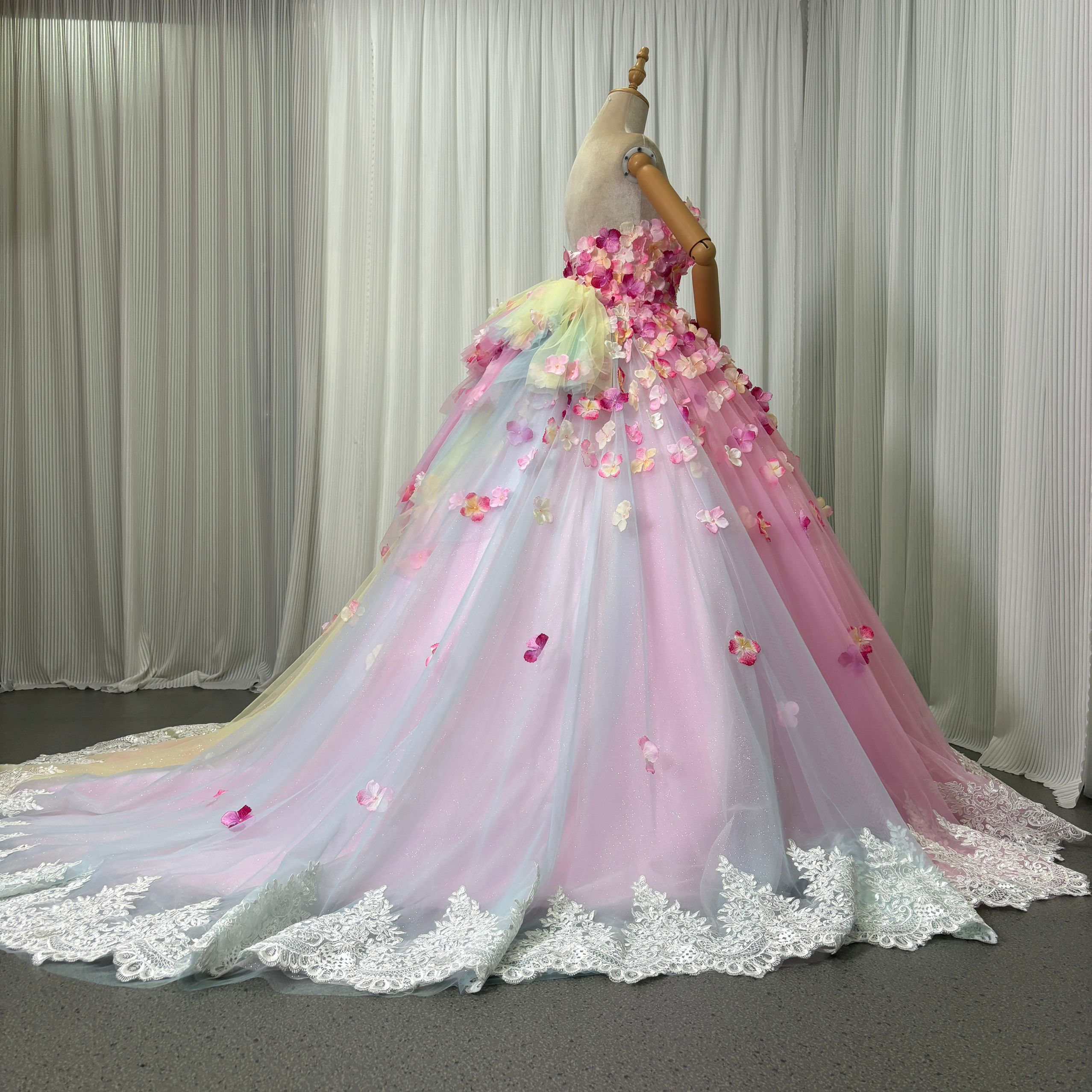 カラードレス レインボー 花モチーフ キラキラチュール 立体レース刺繍 裾に繊細レースをあしらった 結婚式