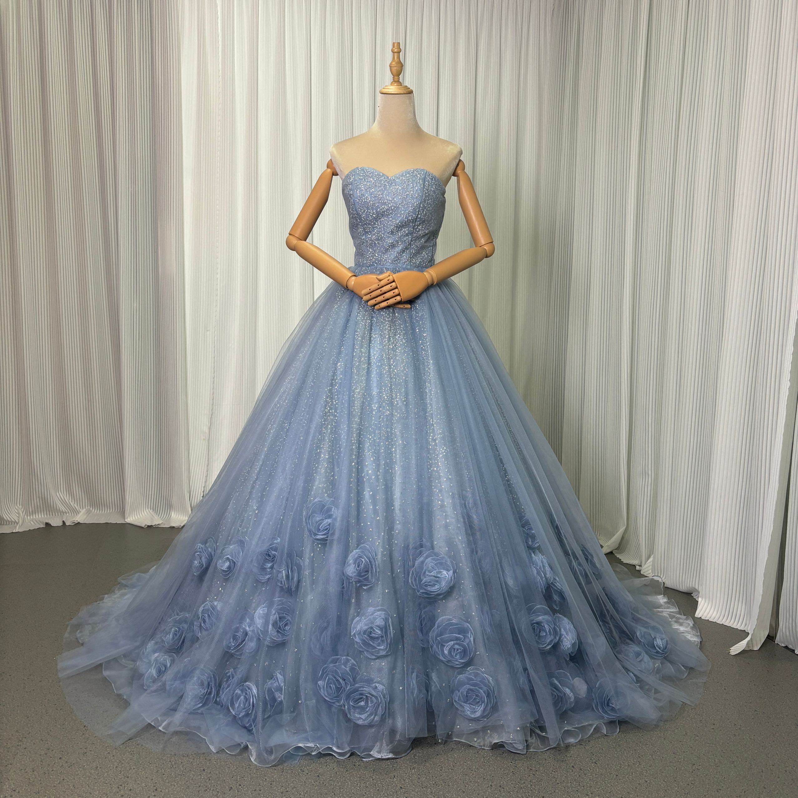 カラードレス ブルー ベアトップ シークインチュール 花モチーフ ふっくら柔らかなバックリボン 編み上げ 花嫁
