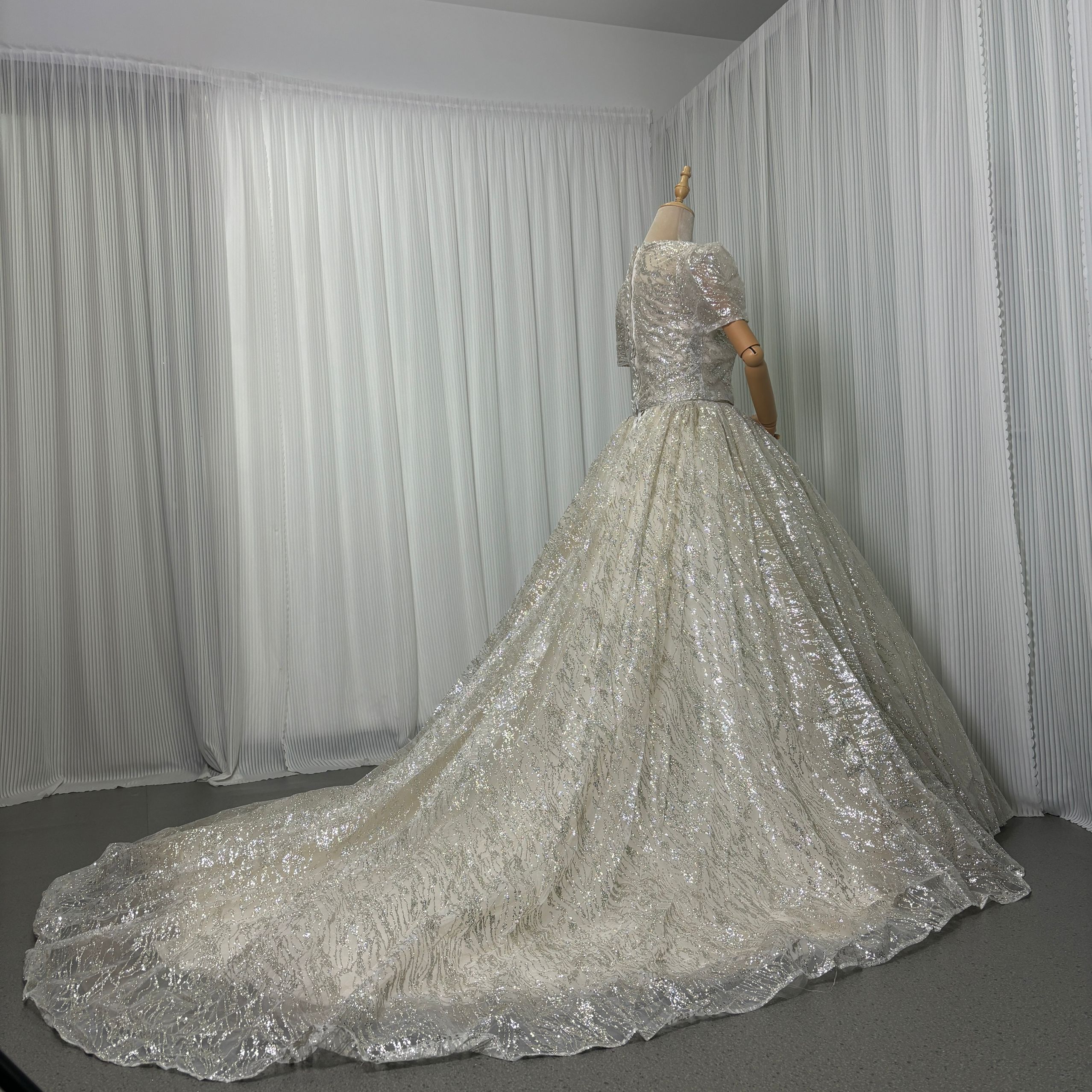 華やか ウェディングドレス+トップス グリッタードレス 半袖 くるみボタン 憧れのドレス 結婚式