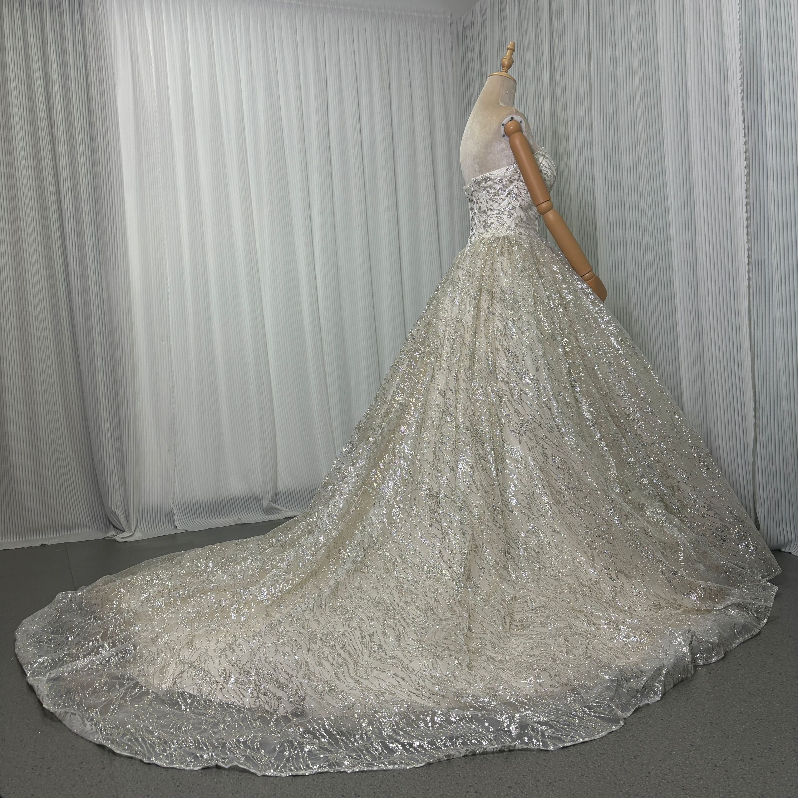 華やか ウェディングドレス ベアトップ グリッタードレス 憧れのドレス 結婚式