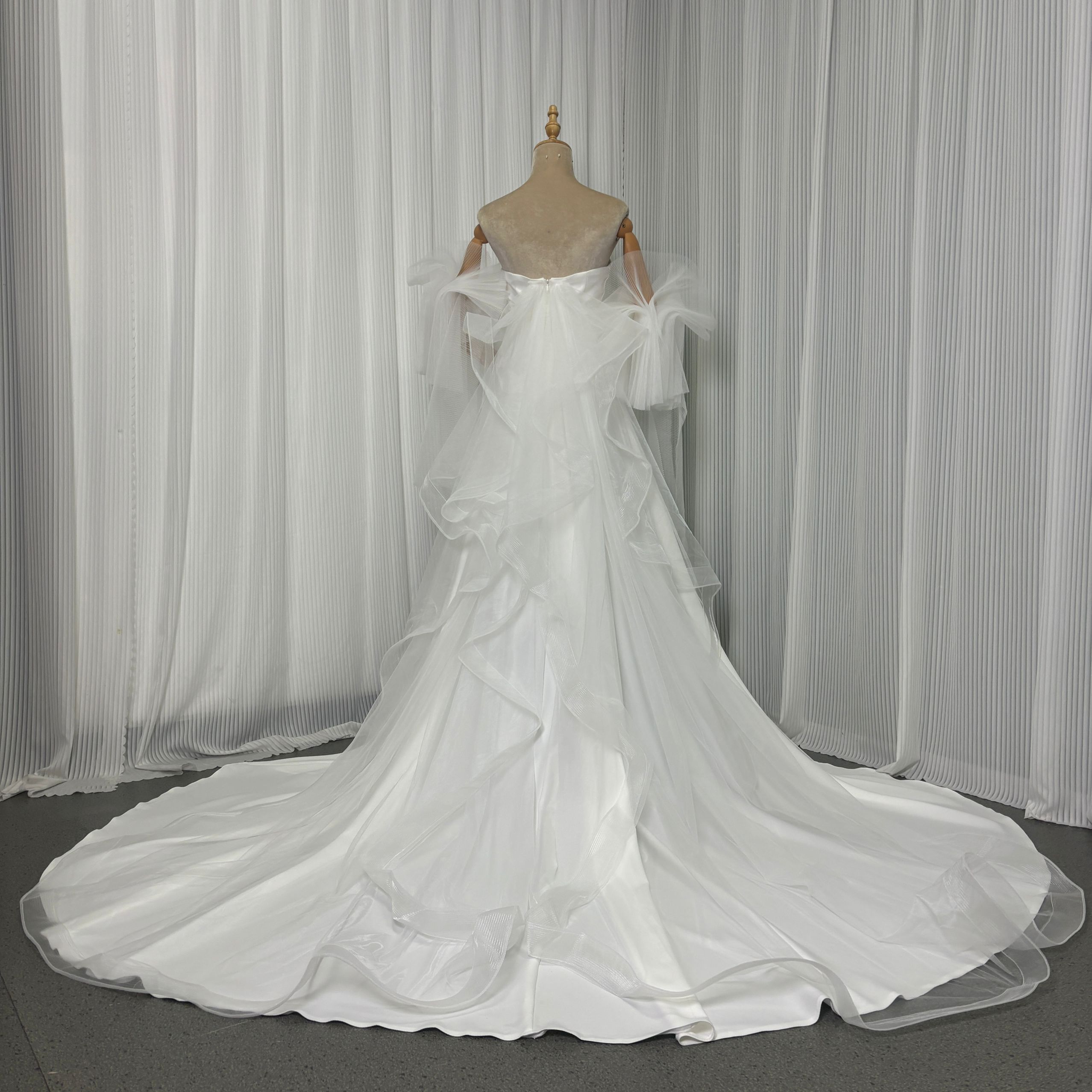 実例写真！ウエディングドレス　取り外しチュールフリル付け袖　トレーン　ベアトップ　前撮り　結婚式