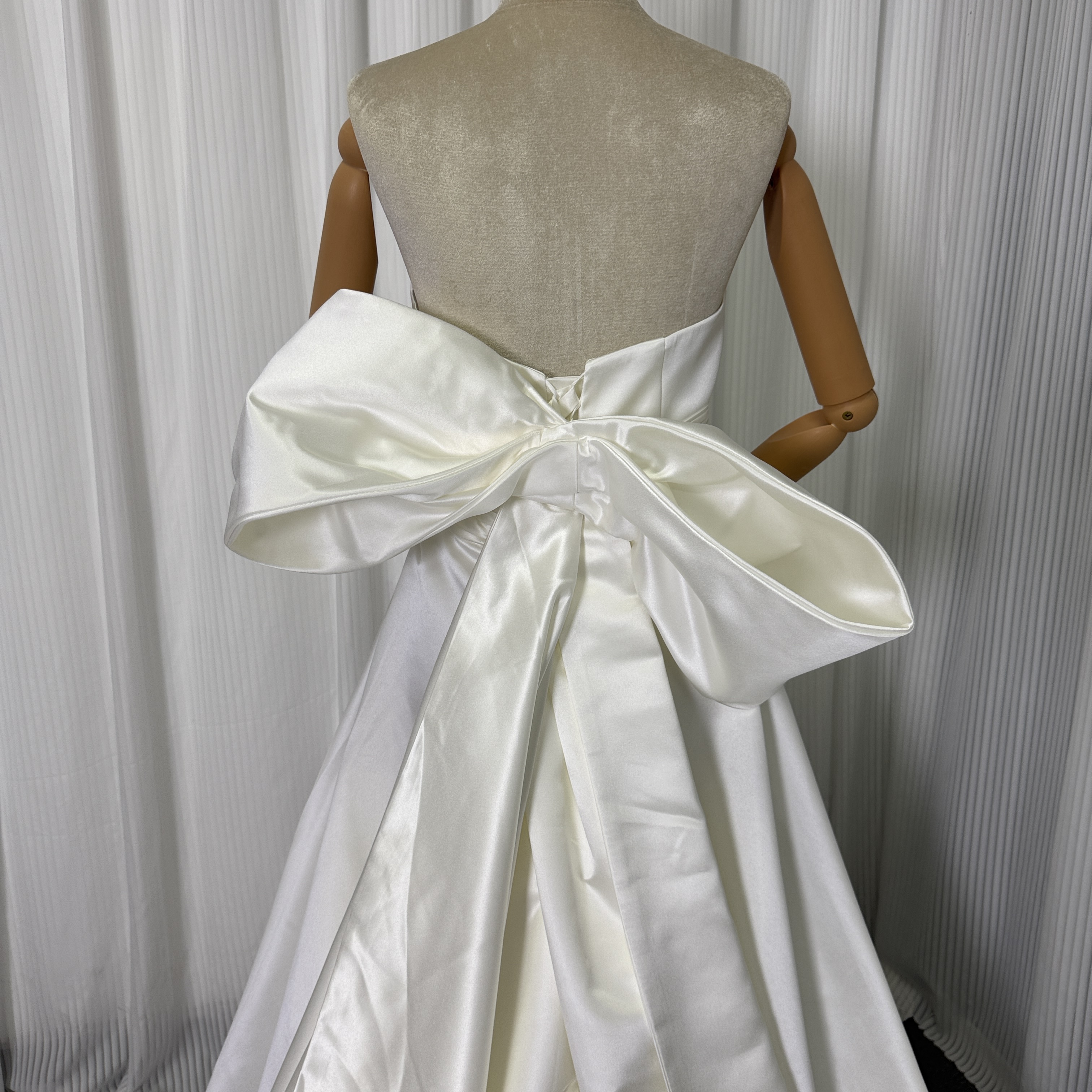 ウェディングドレス ベアトップ 豪華なバックリボン ロングトレーン 光沢サテン 結婚式