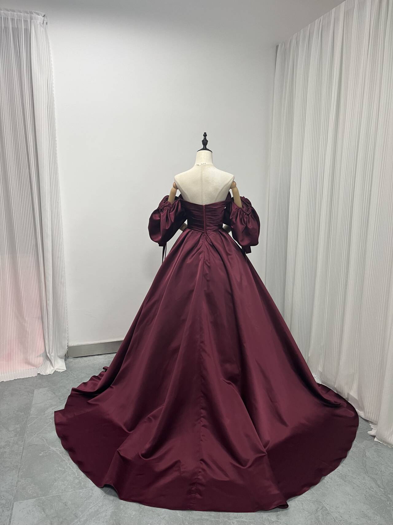 美品！カラードレス ボルドー色 ベアトップ 取り外し袖 ファスナー 光沢サテン プリンセスライン 結婚式 前撮り