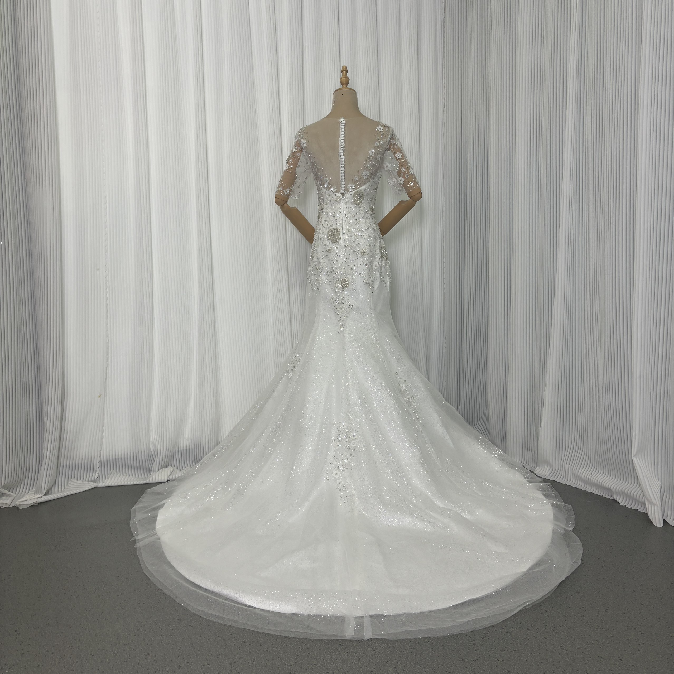 ウエディングドレス 3D立体レース刺繍 半袖 キラキラグリッターチュール マーメイドライン くるみボタン 結婚式