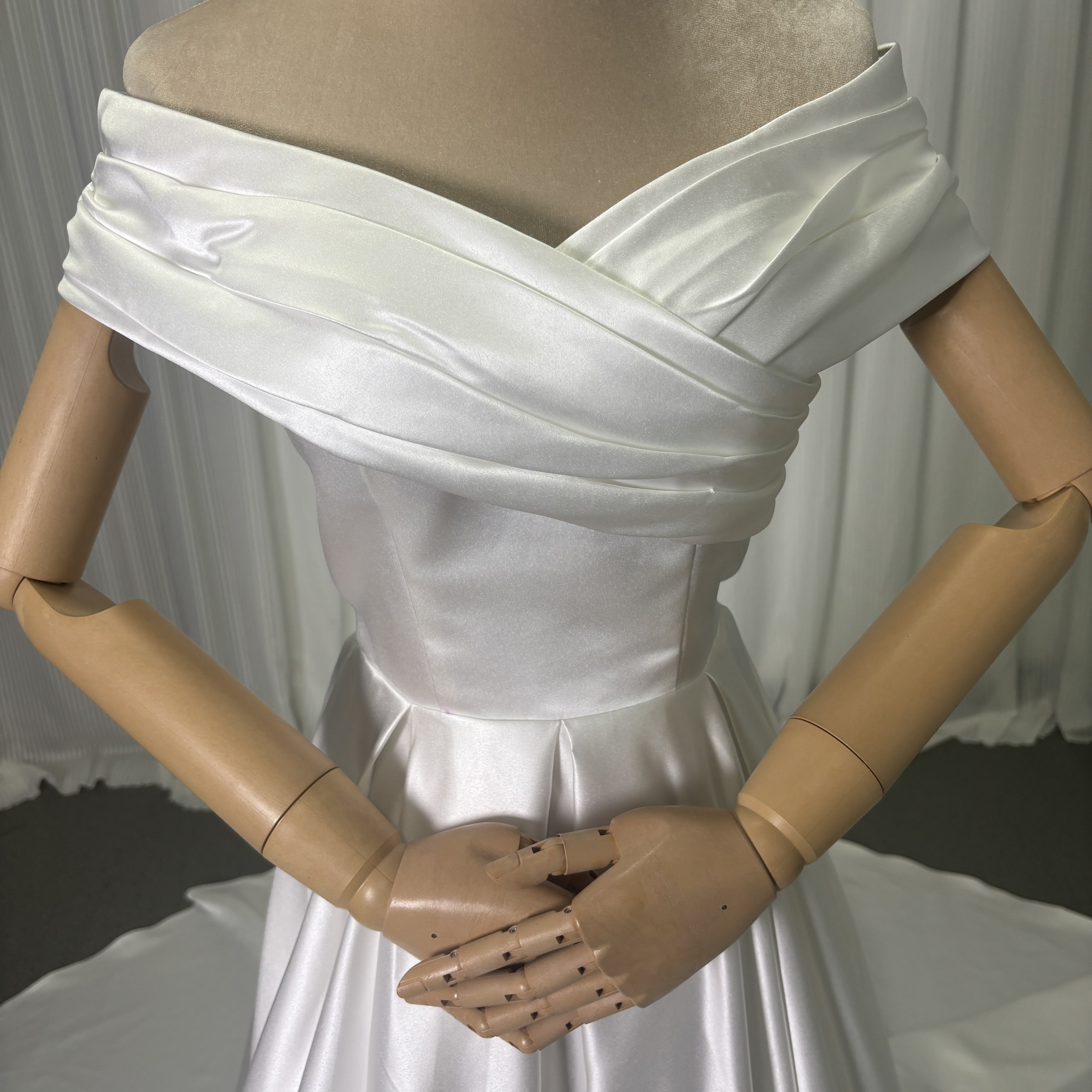 ウエディングドレス オフショルダー ロングトレーン 光沢サテン くるみボタン 編み上げ 結婚式