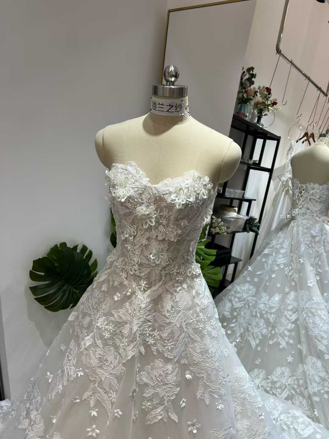 豪華！ウエディングドレス ベアトップ 3D立体花レース刺繍 Aライン 編み上げ 結婚式 前撮り