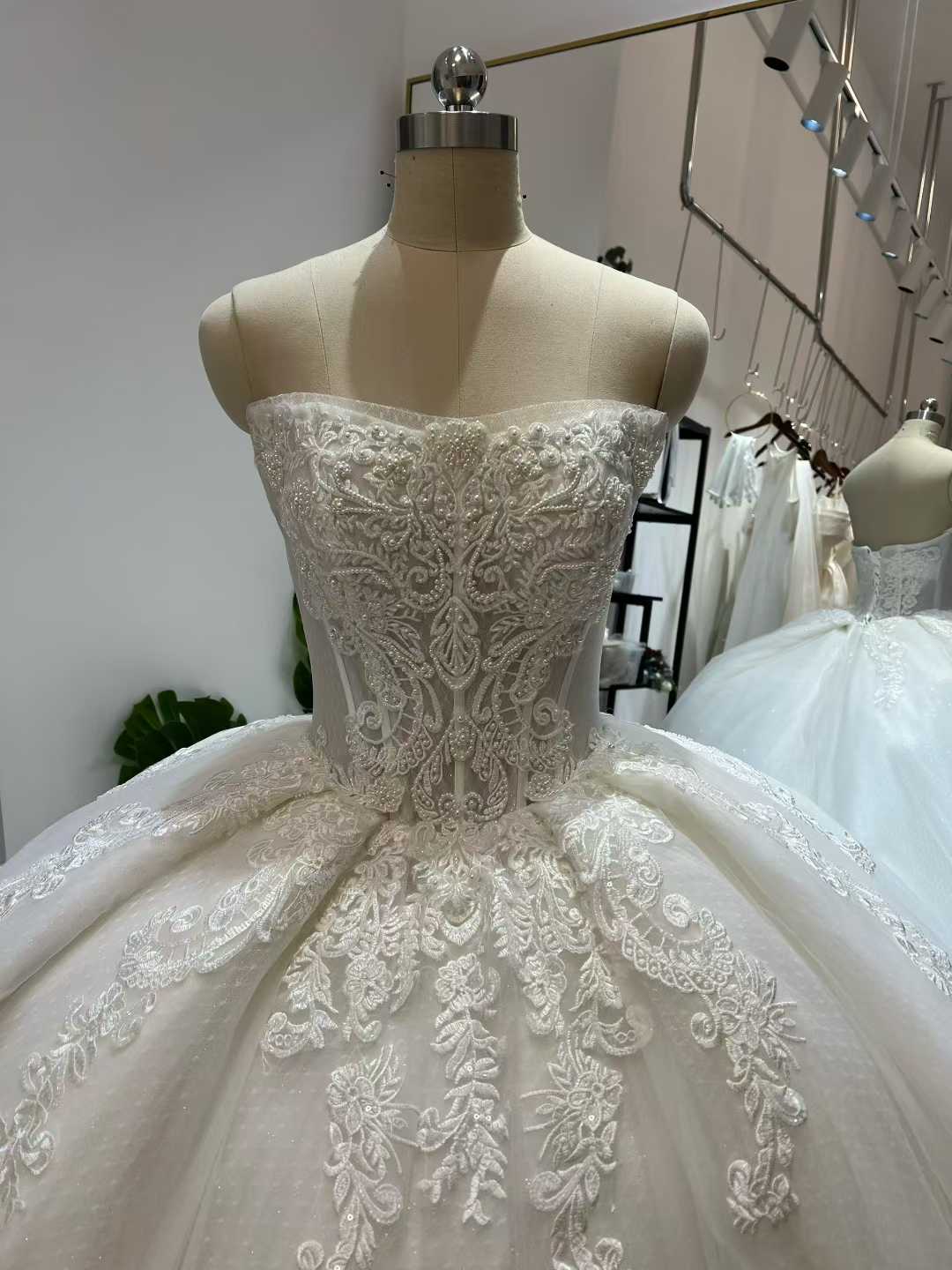 ウェディングドレス 韓国風ドレス ベアトップ 繊細レース パール ロングトレーン ボリュームドレス 結婚式
