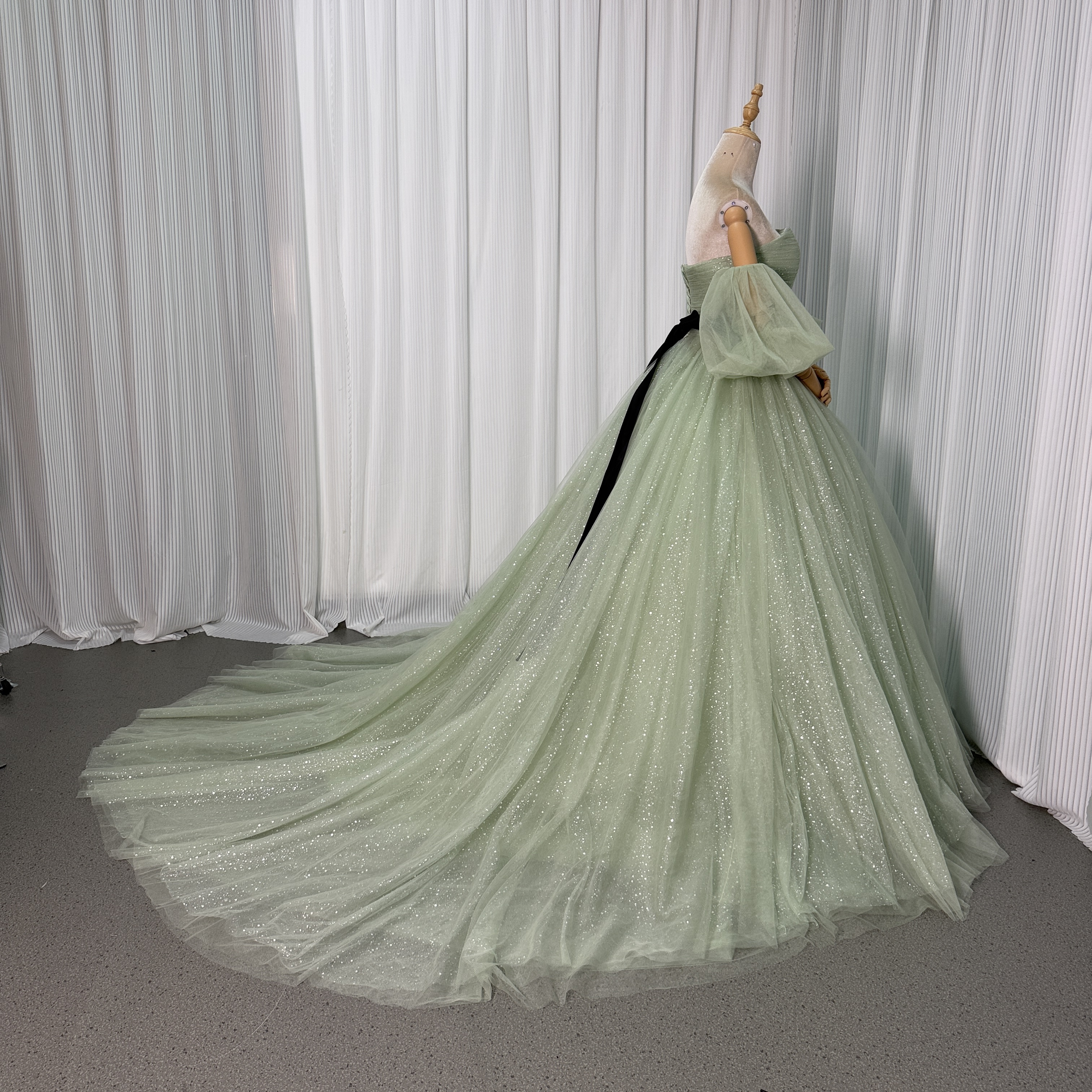 カラードレス ミントグリーン ベアトップ パフスリーブ サッシュベルト シークインチュール ロングトレーン 花嫁