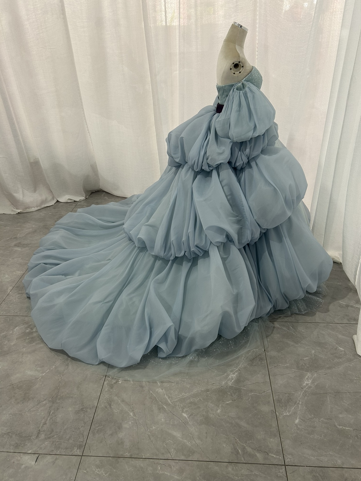 カラードレス ライトブルー ベアトップ キラキラチュール パフスリーブ ふわふわドレス 華やかなトレーン 二次会