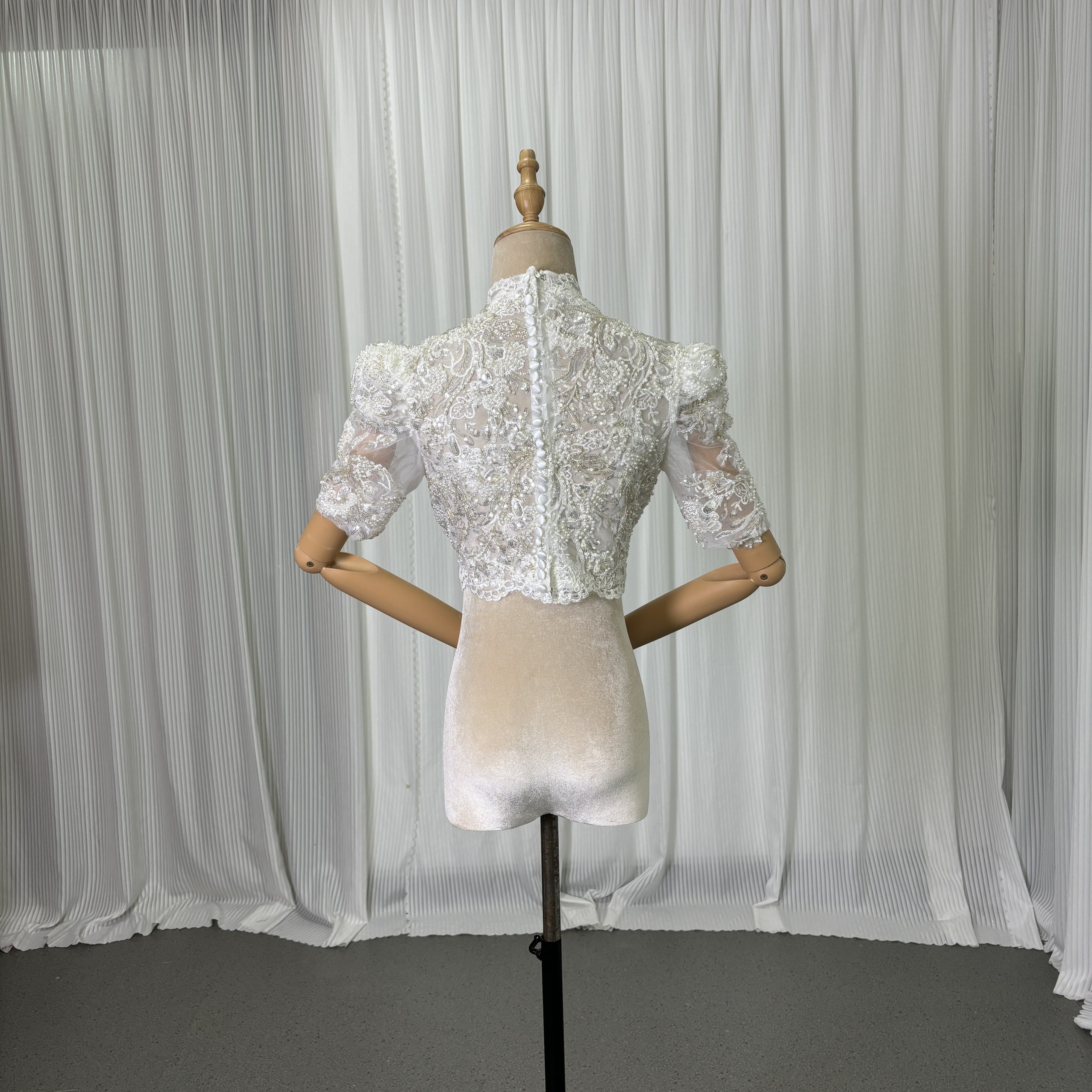 人気上昇！ボレロ 美しい花レース キラキラスパンコール 半袖 くるみボタン 可愛い 結婚式/前撮り