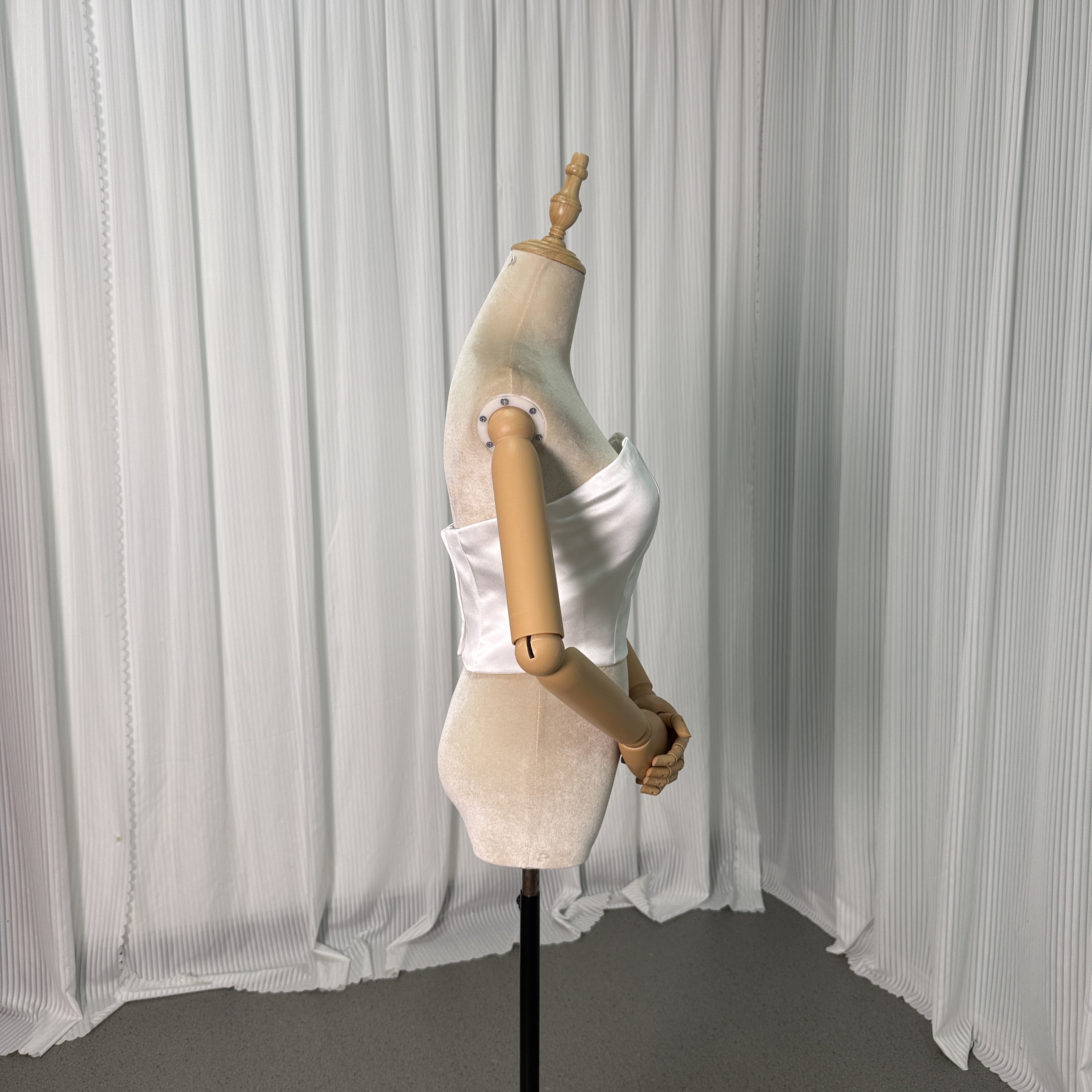 トップス ベアトップ 光沢サテン オフホワイト ファスナー 細見えシルエット 結婚式