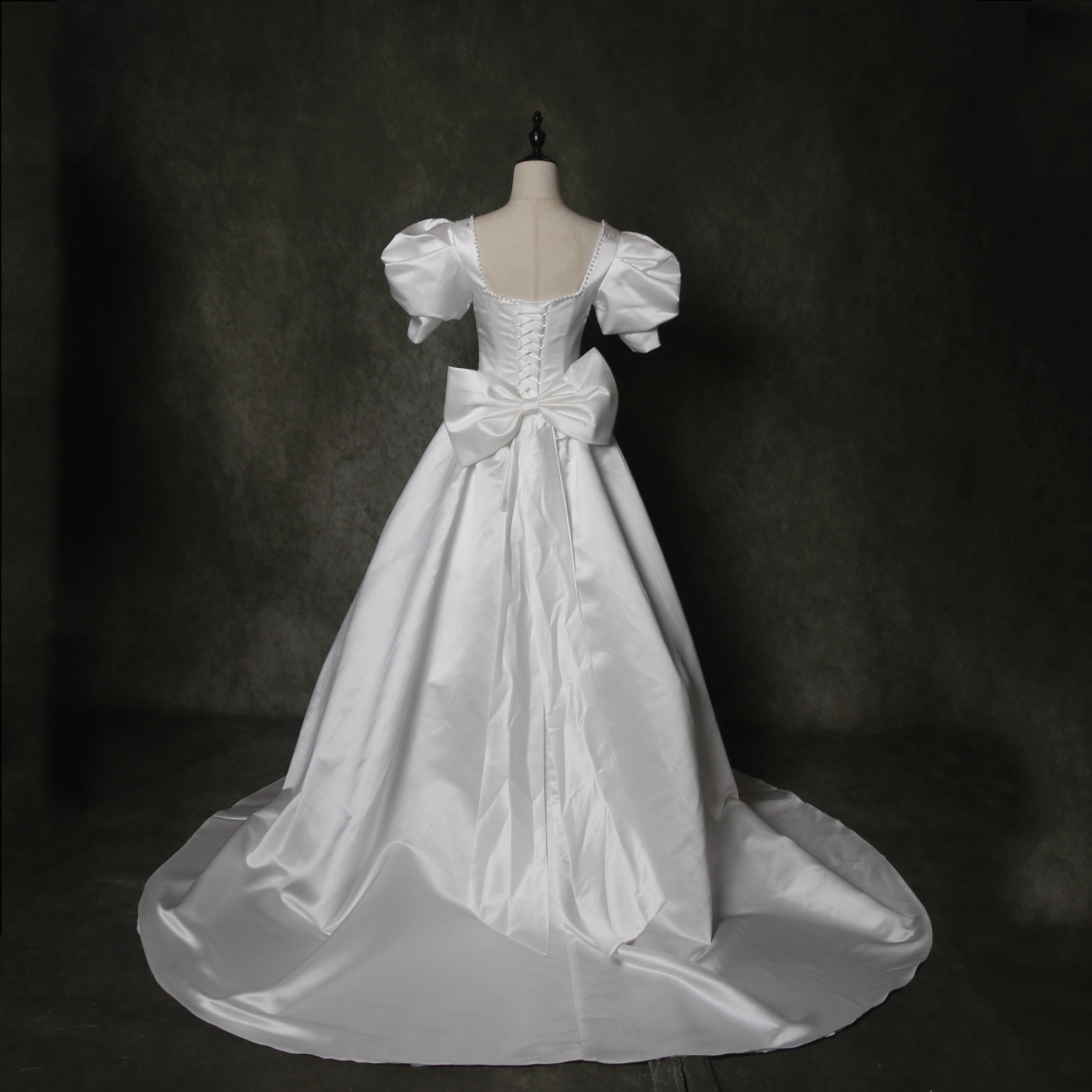 憧れのドレス ウエディングドレス オフホワイト パフスリーブ プリンセスライン 披露宴/挙式