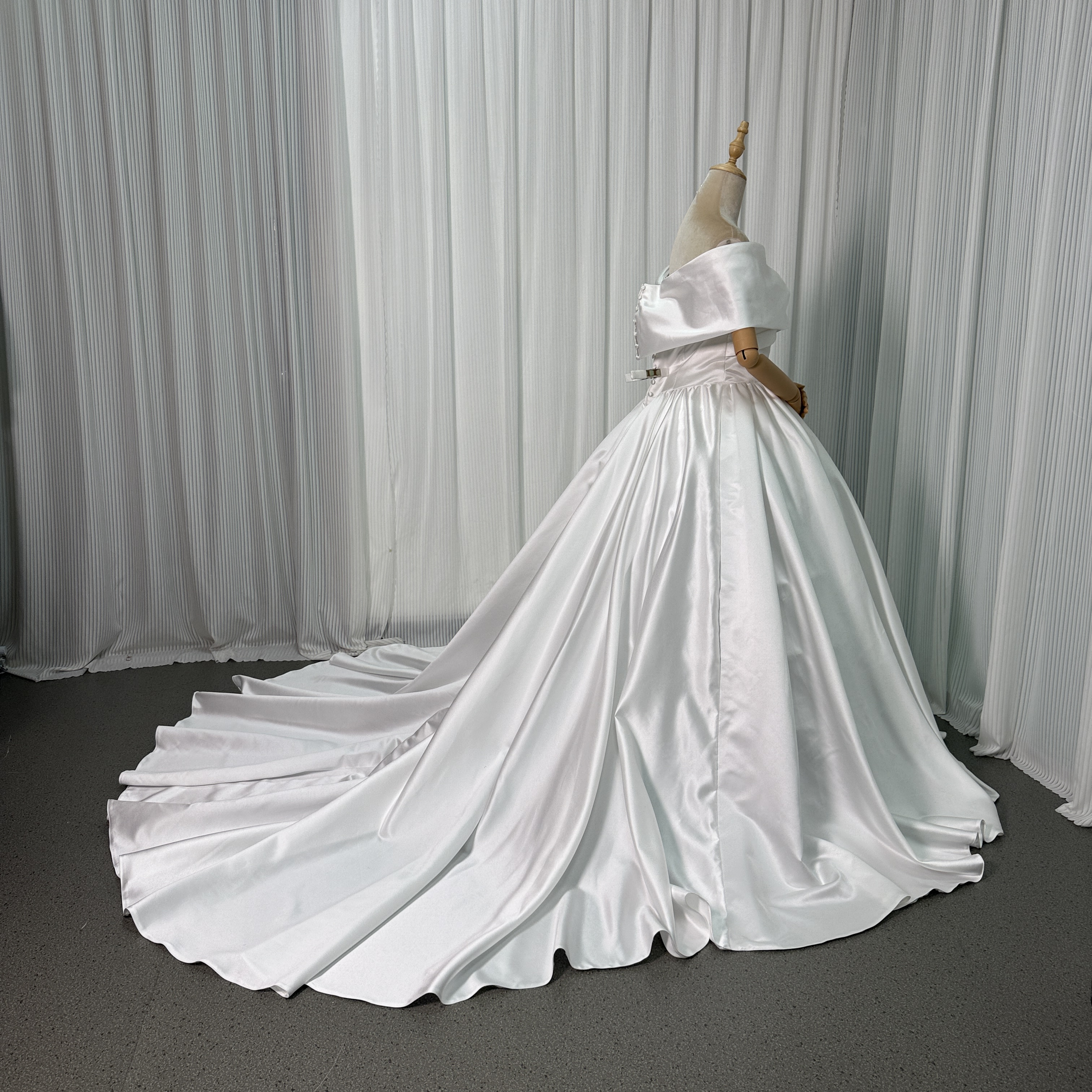ウェディングドレス オフショルダー 光沢サテン フレアスカート ロングトレーン くるみボタン 結婚式