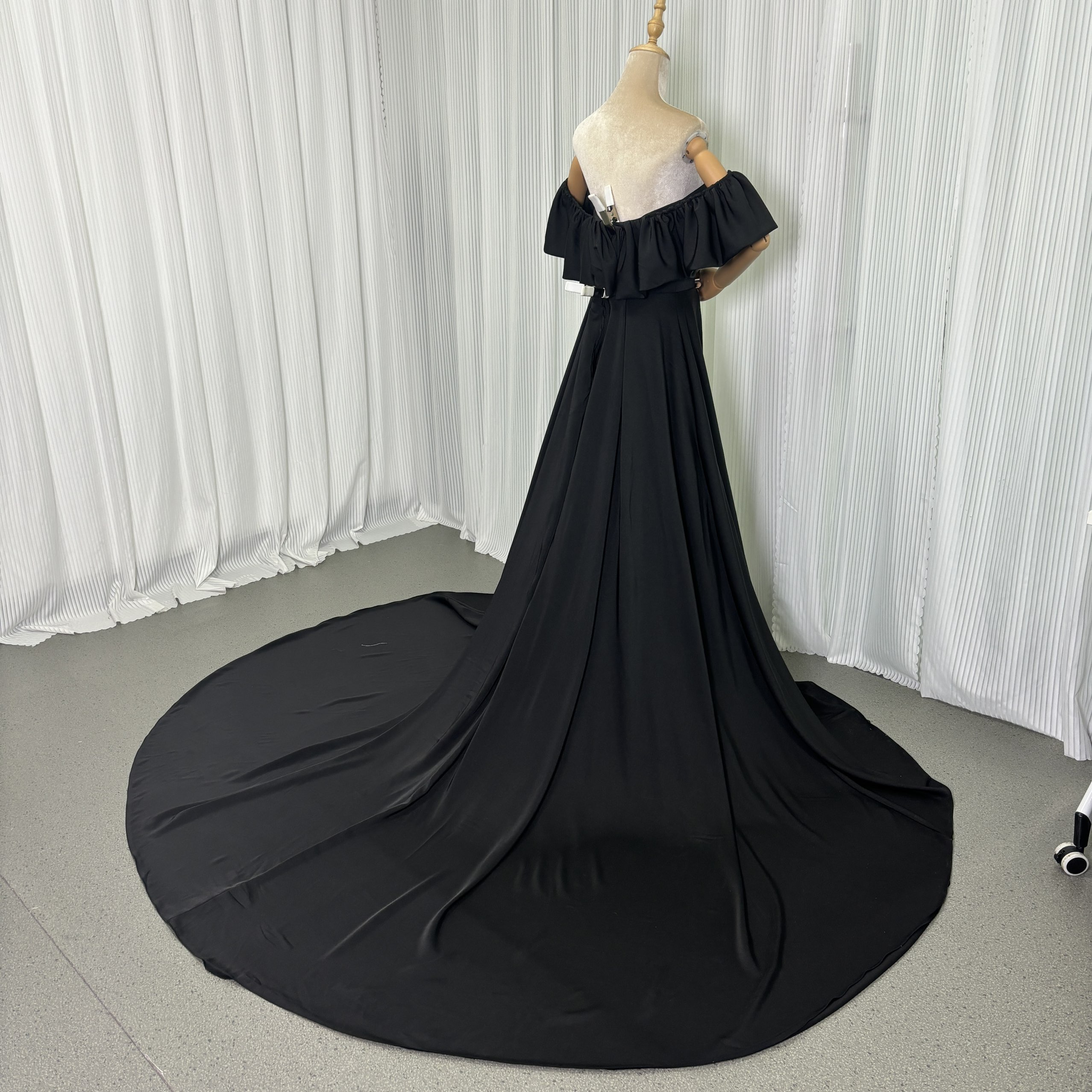 実例写真！パーティードレス ブラック オフショルダー ロングトレーン 高級イタリアサテン 花嫁 前撮り