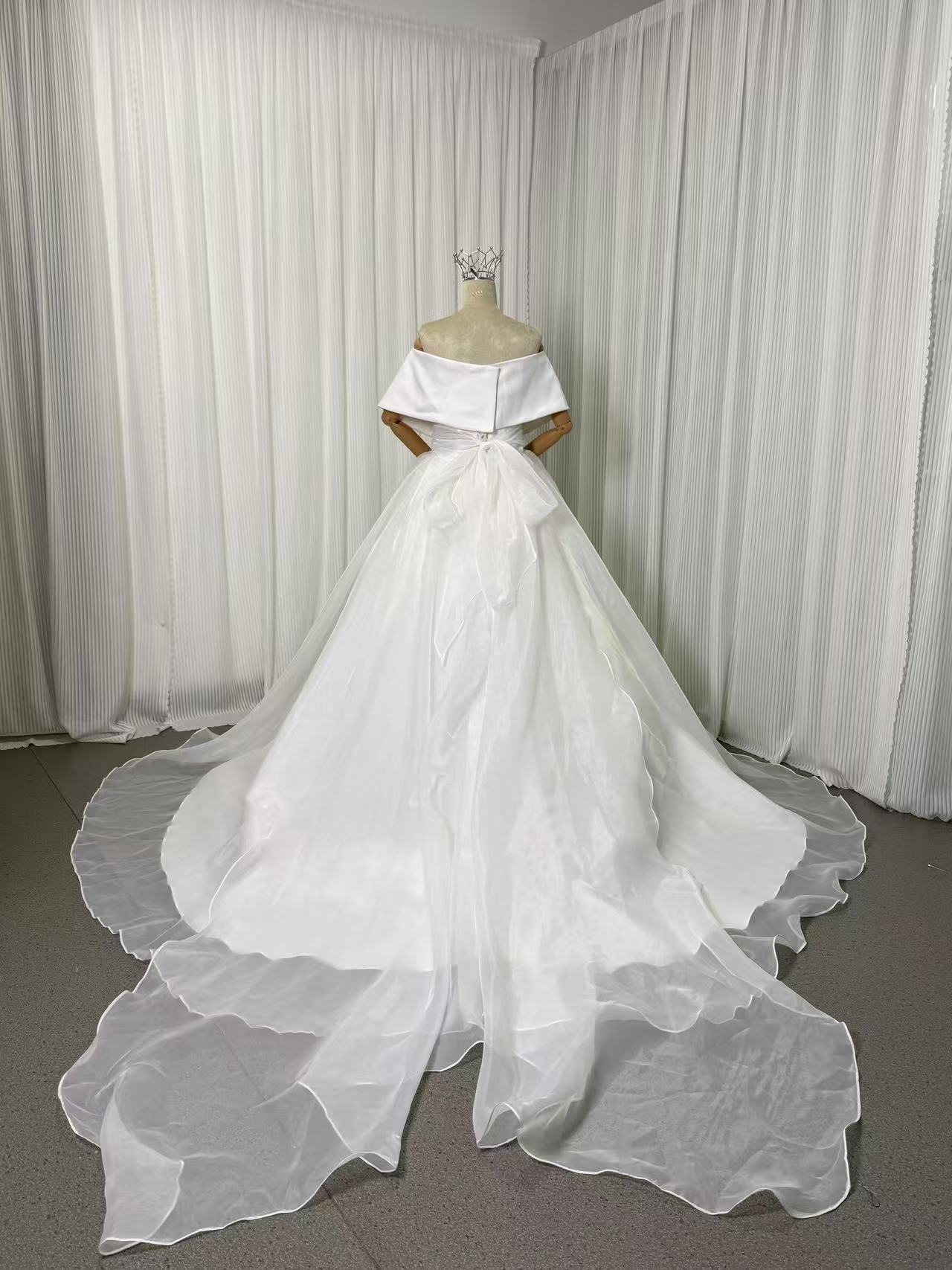 ウェディングドレス 取り外しオフショルダー Aライン バックリボン エレガント 結婚式