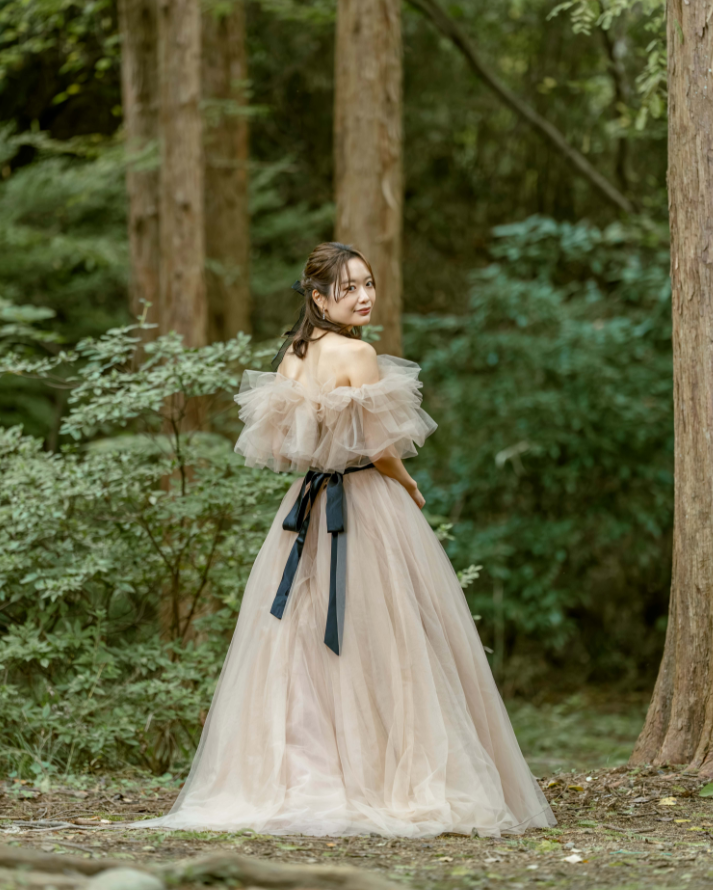 実例写真！カラードレス シャンパン色 オフショルダー チュールスカート サッシュベルト 前撮り 花嫁