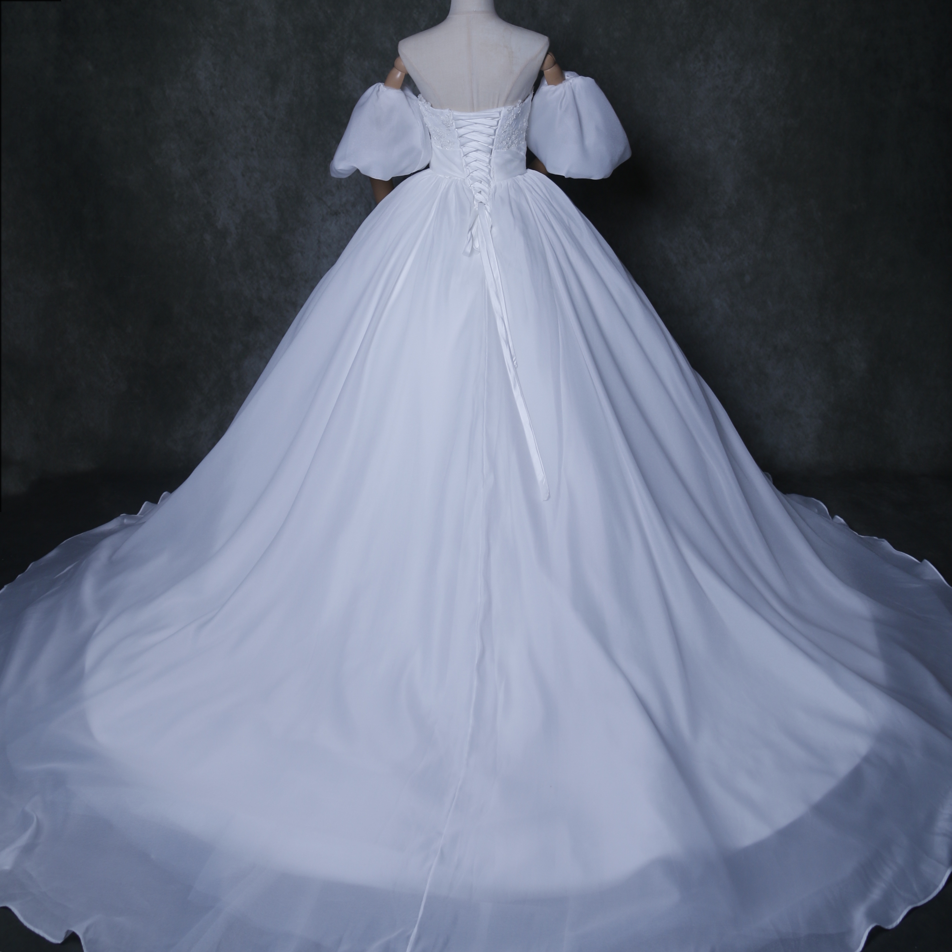 華やか ウェディングドレス オフホワイト 取り外し袖 3D立体レース刺繍 ロングトレーン 結婚式