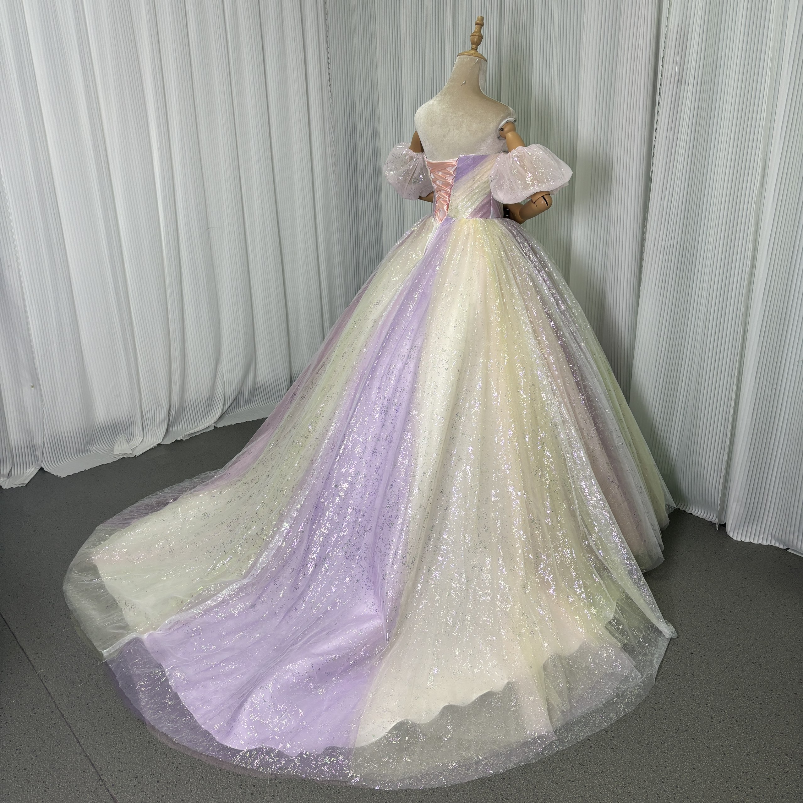 美品！カラードレス レインボー ベアトップ パフスリーブ シークインチュール プリンセスライン ミニトレーン 披露宴