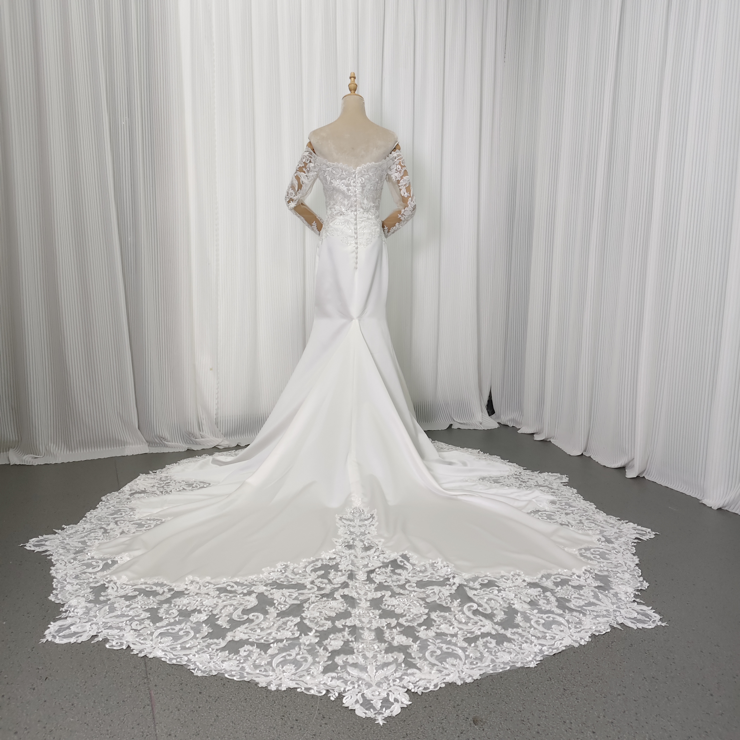 ウェディングドレス オフショルダー 上品レース 長袖 華やかなトレーン デザイン感 くるみボタン 結婚式 前撮り