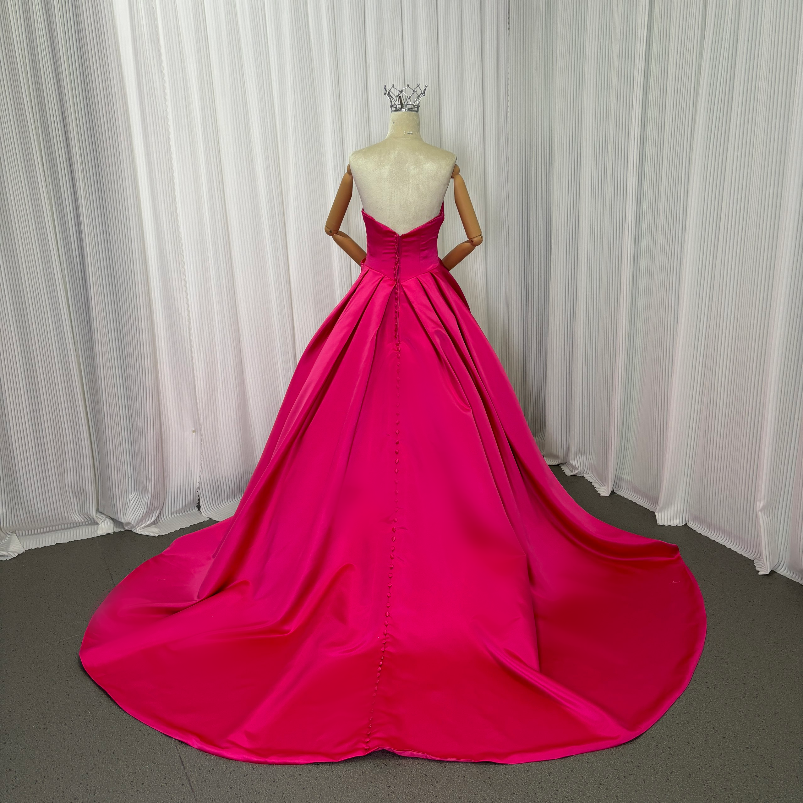 カラードレス ビビッドピンク ベアトップ 光沢サテン ロング Aライン くるみボタン 発表会