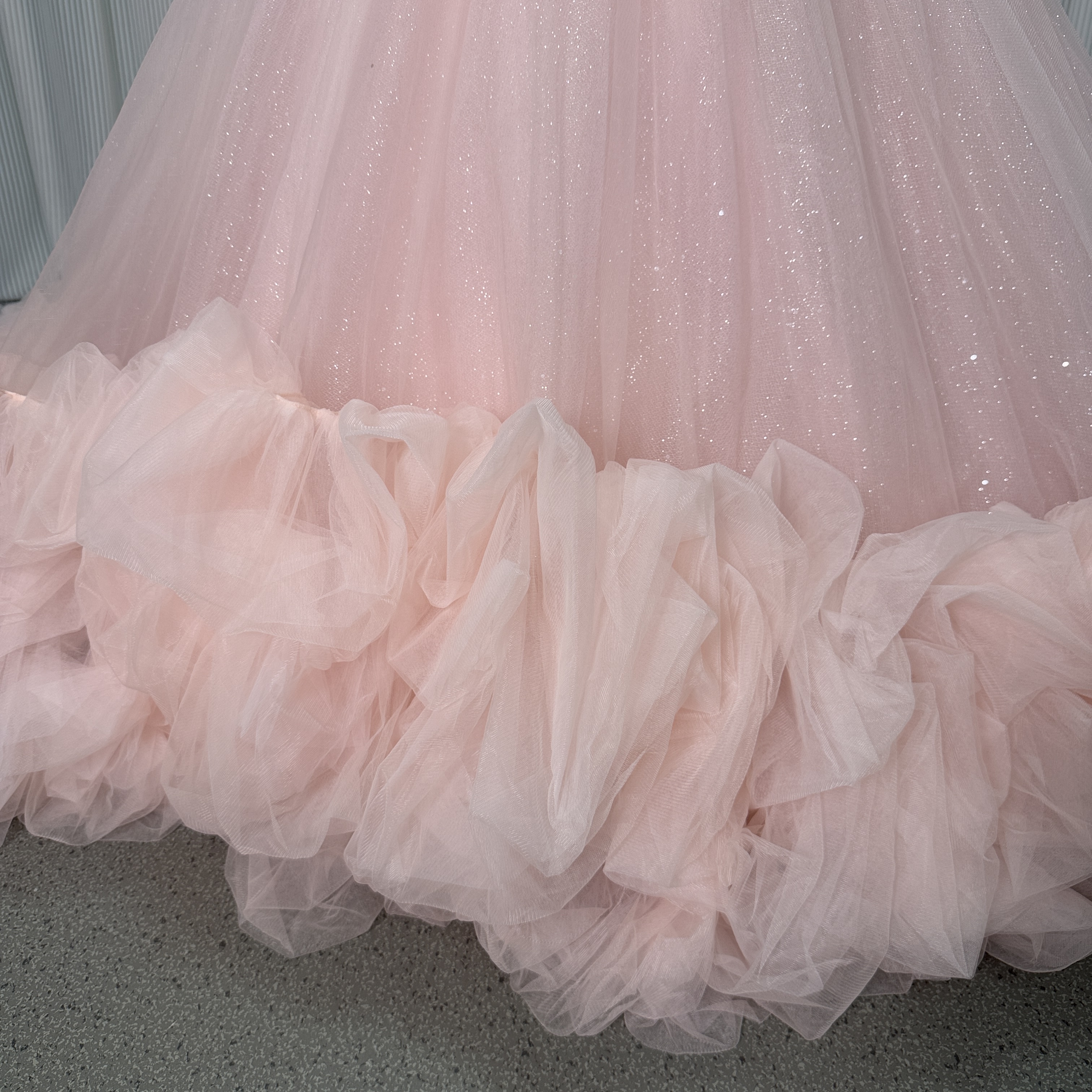 美品！カラードレス 薄ピンク オフショルダー 華やかなトレーン プリンセスライン キラキラチュール 前撮り