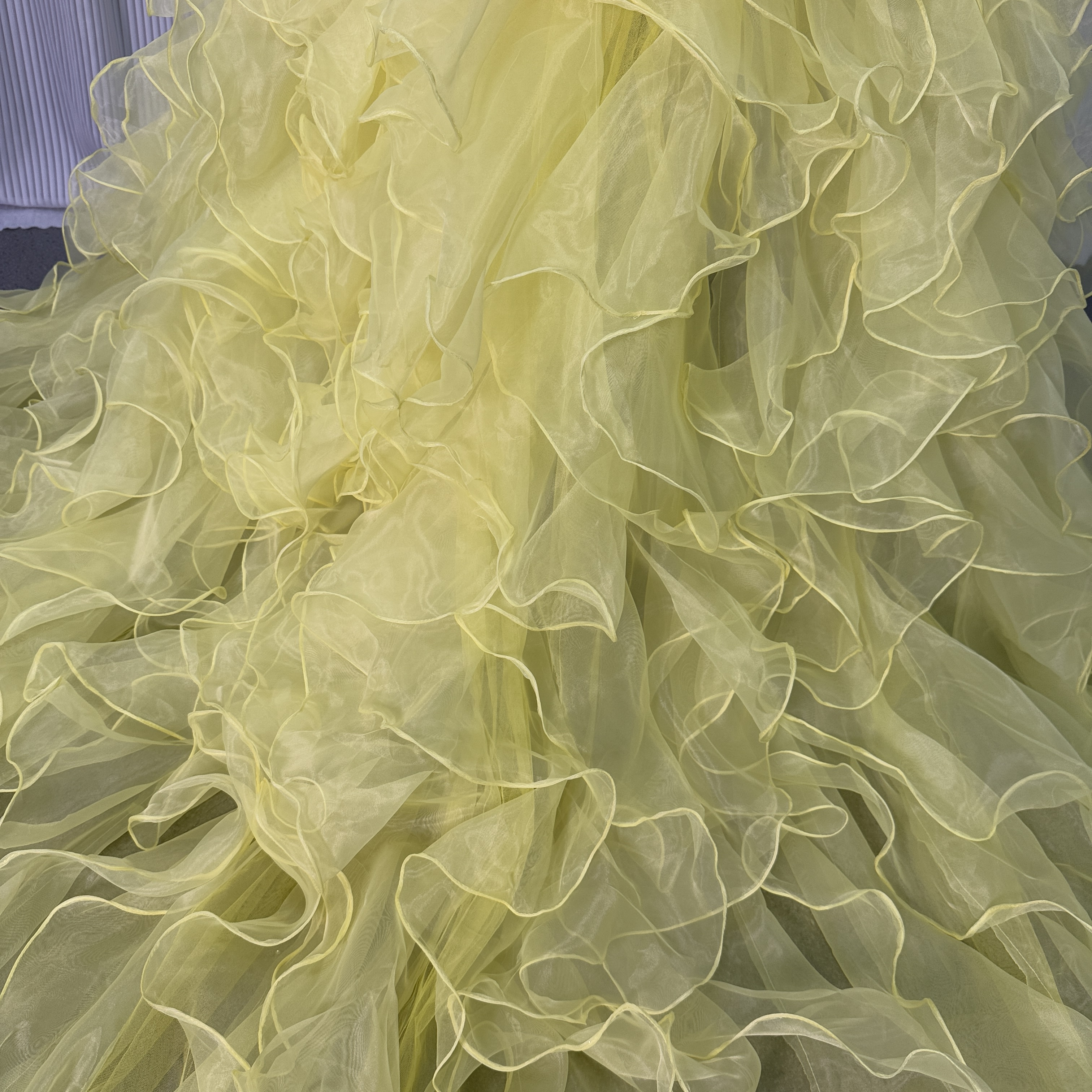 華やかなトレーン イエロー ラッフルフリル ソフトチュール 前撮り 抜群のおしゃれ見え