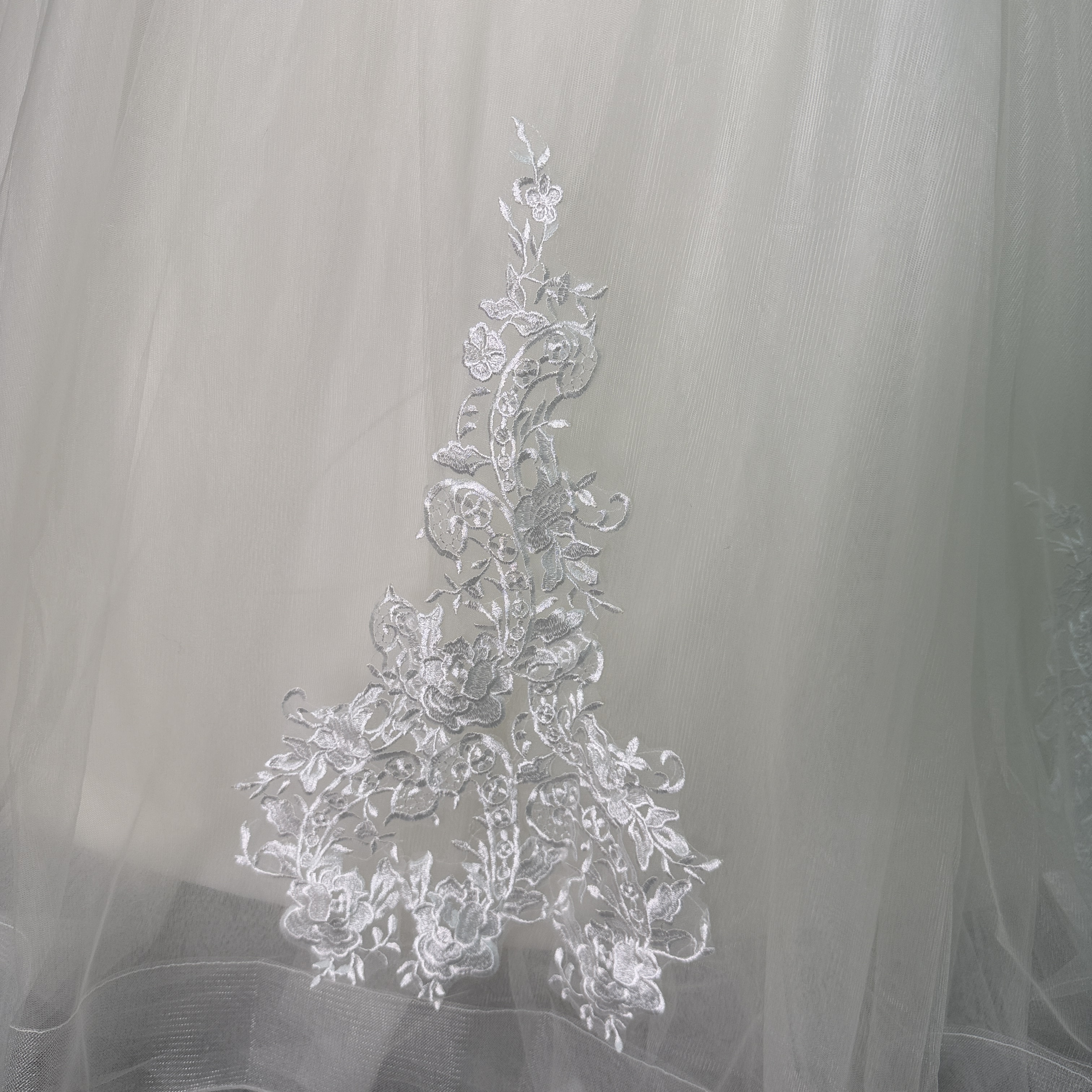 フランス風 ウェディングドレス アイボリー 流れる透け花レース シースルー袖 プリンセスライン くるみボタン 結婚式