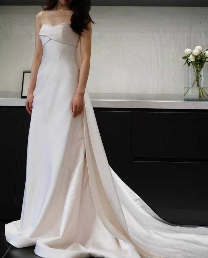 ウェディングドレス ベアトップ ハンドドレープ 優雅なシルエット ロングトレーン 大人っぽい 結婚式