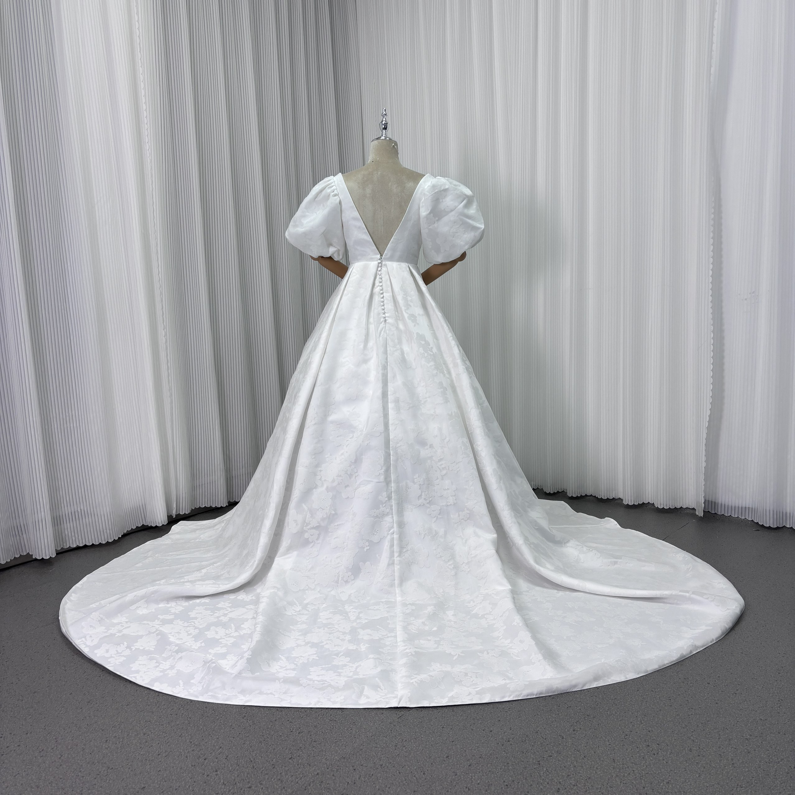ウェディングドレス ジャカード生地 Vネック パフスリーブ 背中見せ ロングトレーン くるみボタン 結婚式