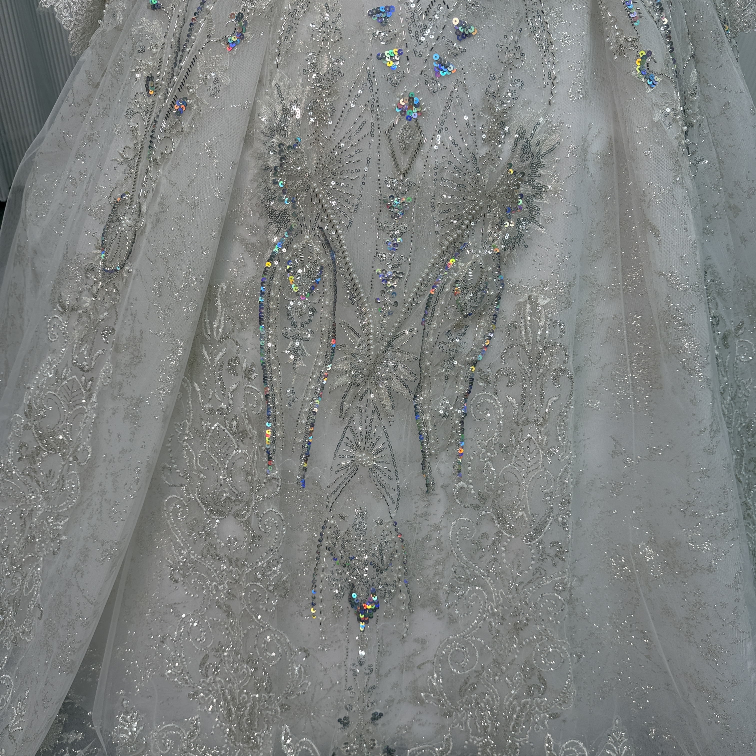 ウエディングドレス オフショルダー キラキラスパンコール キラキラ光る刺繍 プリンセスライン 編み上げ 結婚式