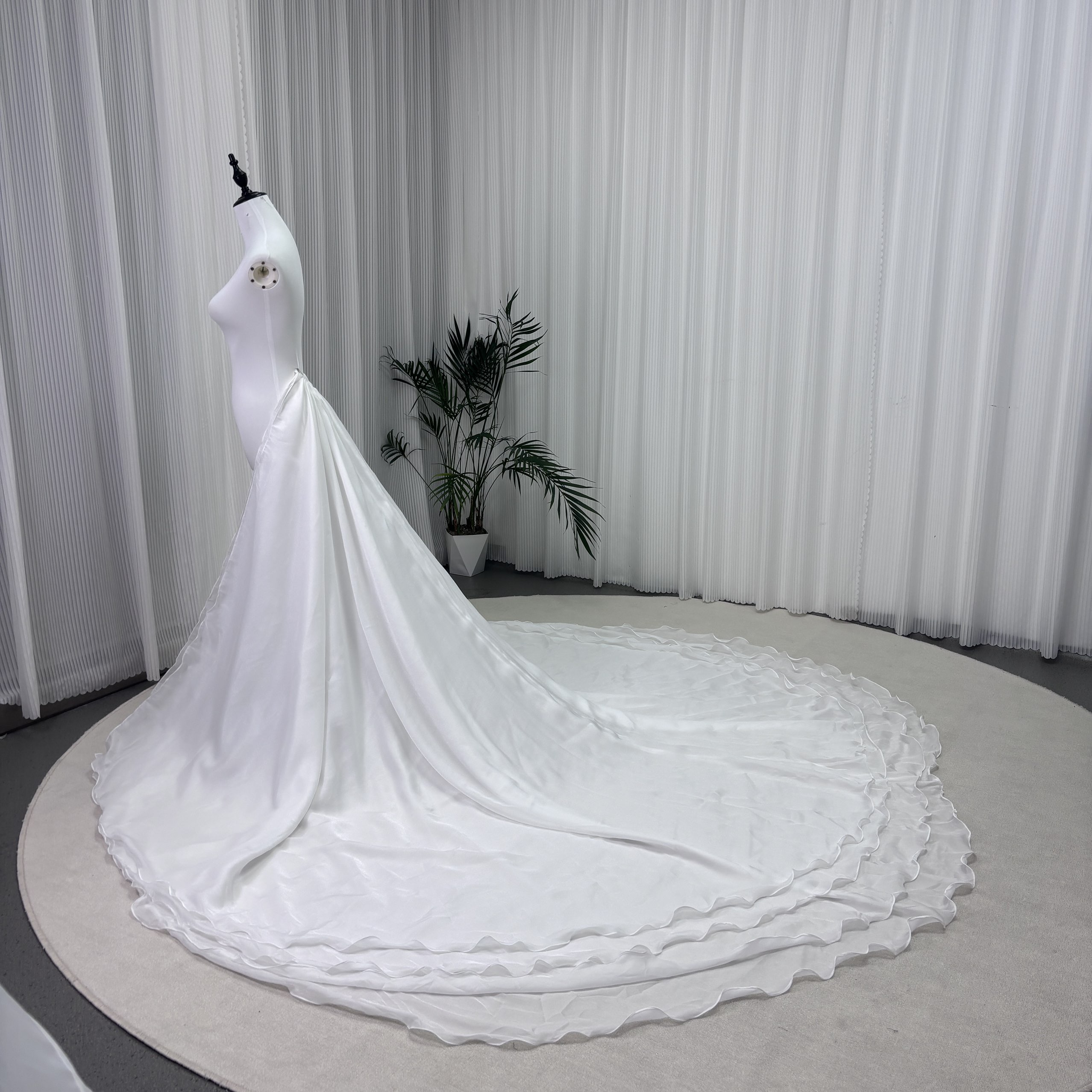 フランス風 華やかなトレーン 取り外し ソフトオーガンジー オフホワイト 優雅なシルエット 結婚式
