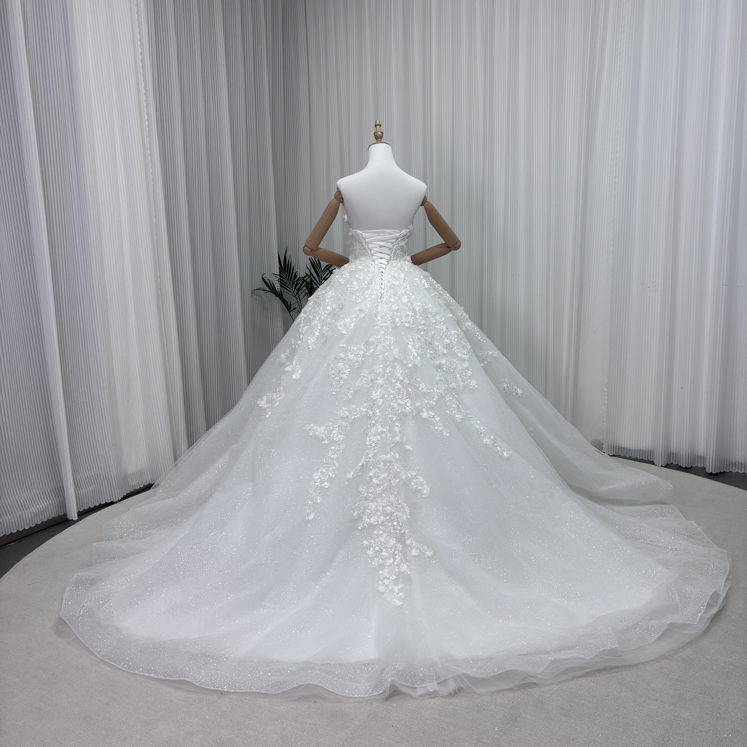 ウエディングドレス ベアトップ 美しい花レース シークインチュール プリンセスライン 編み上げ 結婚式