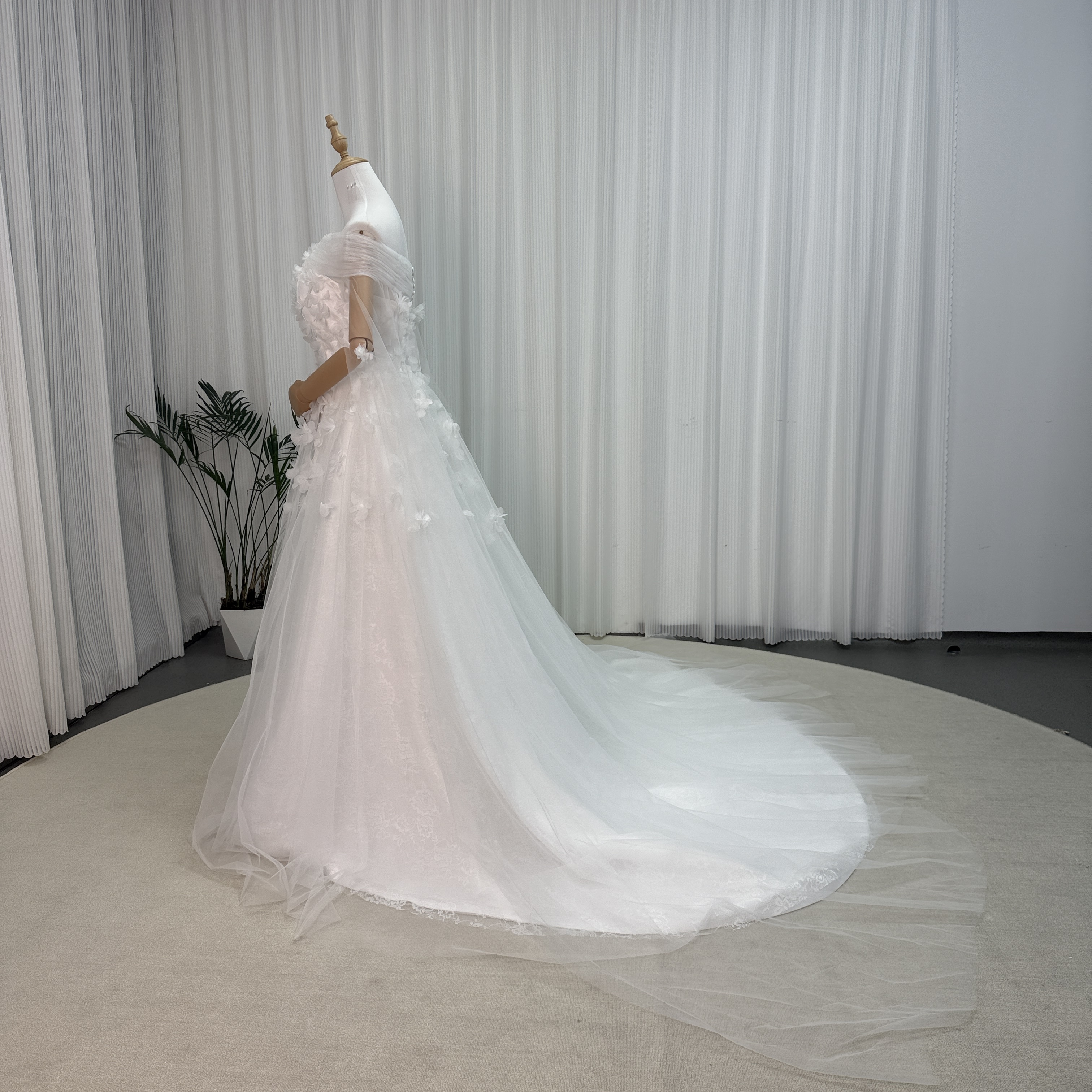 フランス風 ウエディングドレス オフショルダー 3D立体花レース刺繍 優雅なシルエット トレンド人気 結婚式