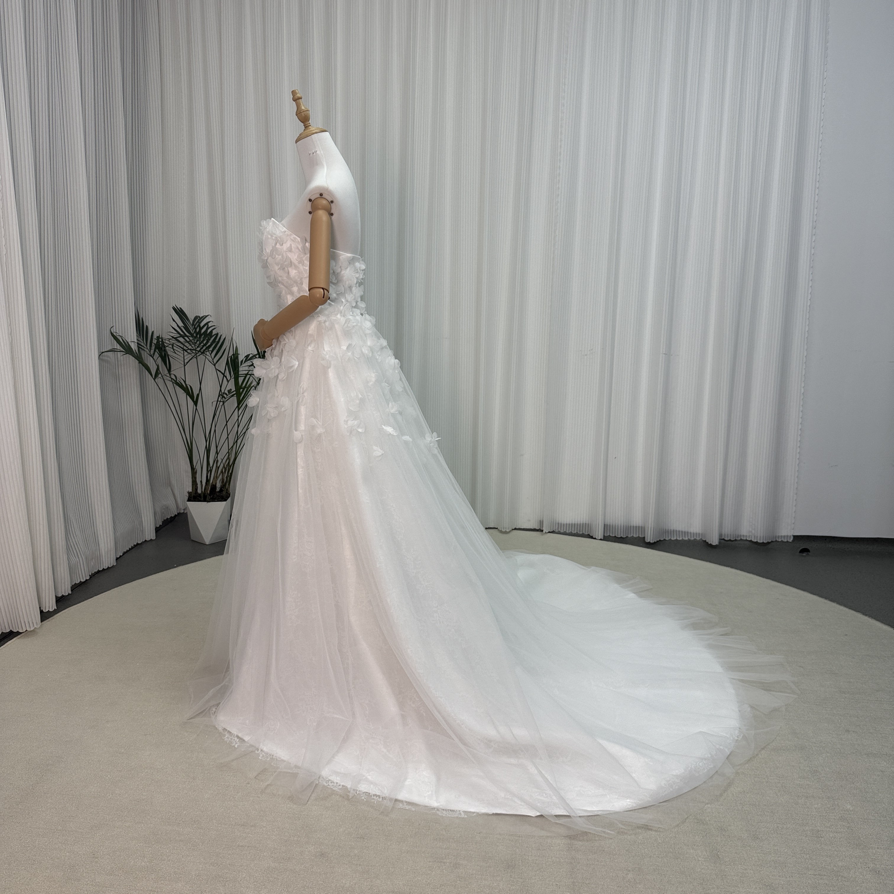 フランス風 ウエディングドレス ベアトップ 3D立体花レース刺繍 優雅なシルエット トレンド人気 結婚式