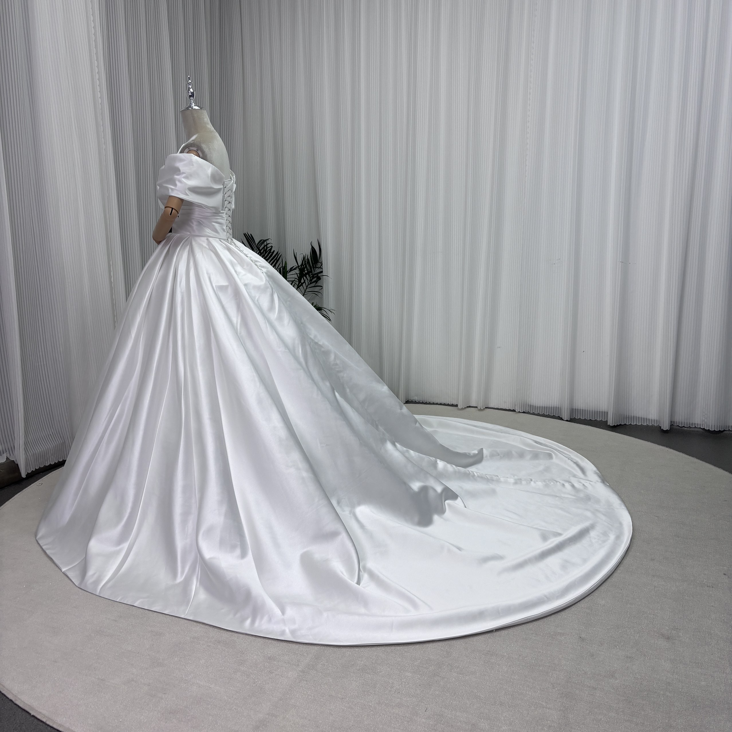 ウエディングドレス オフショルダー ロイヤルサテン 優雅なシルエット ロングトレーン 結婚式